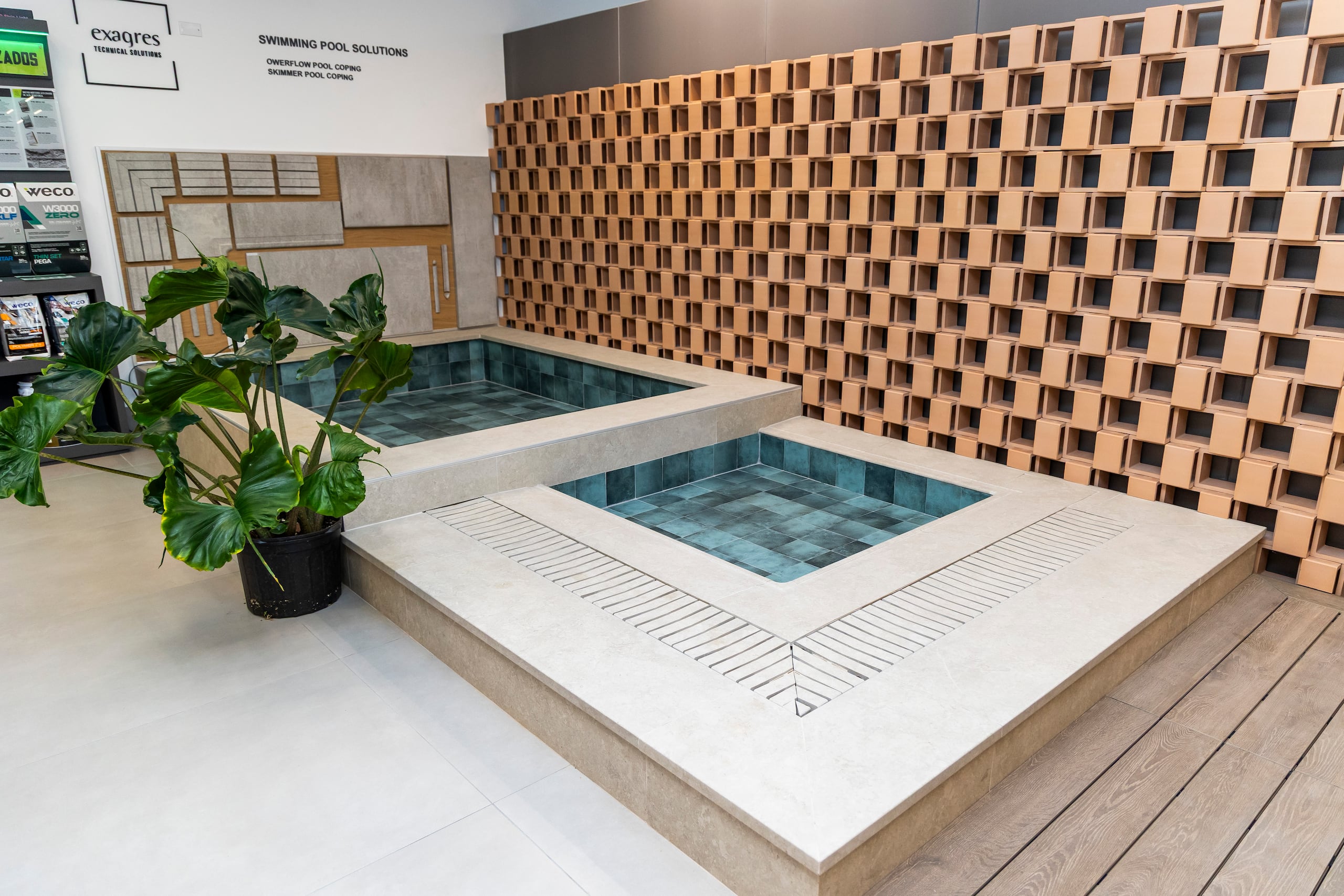 Cuenta con la facilidad de "lay-away" para facilitarle a sus clientes la compra de los productos.