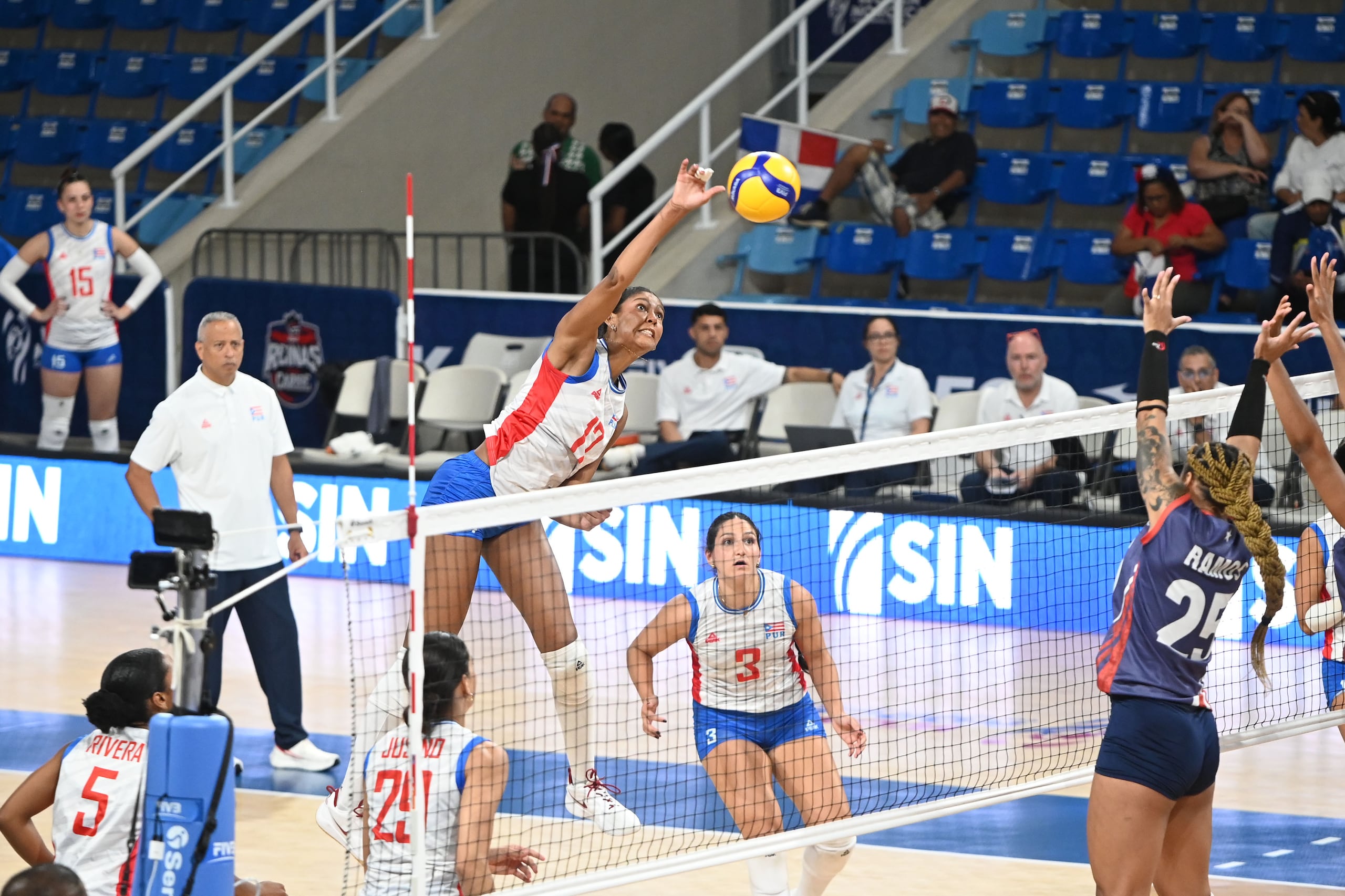 Decelise Champion terminó con 11 puntos en el revés contra Cuba.