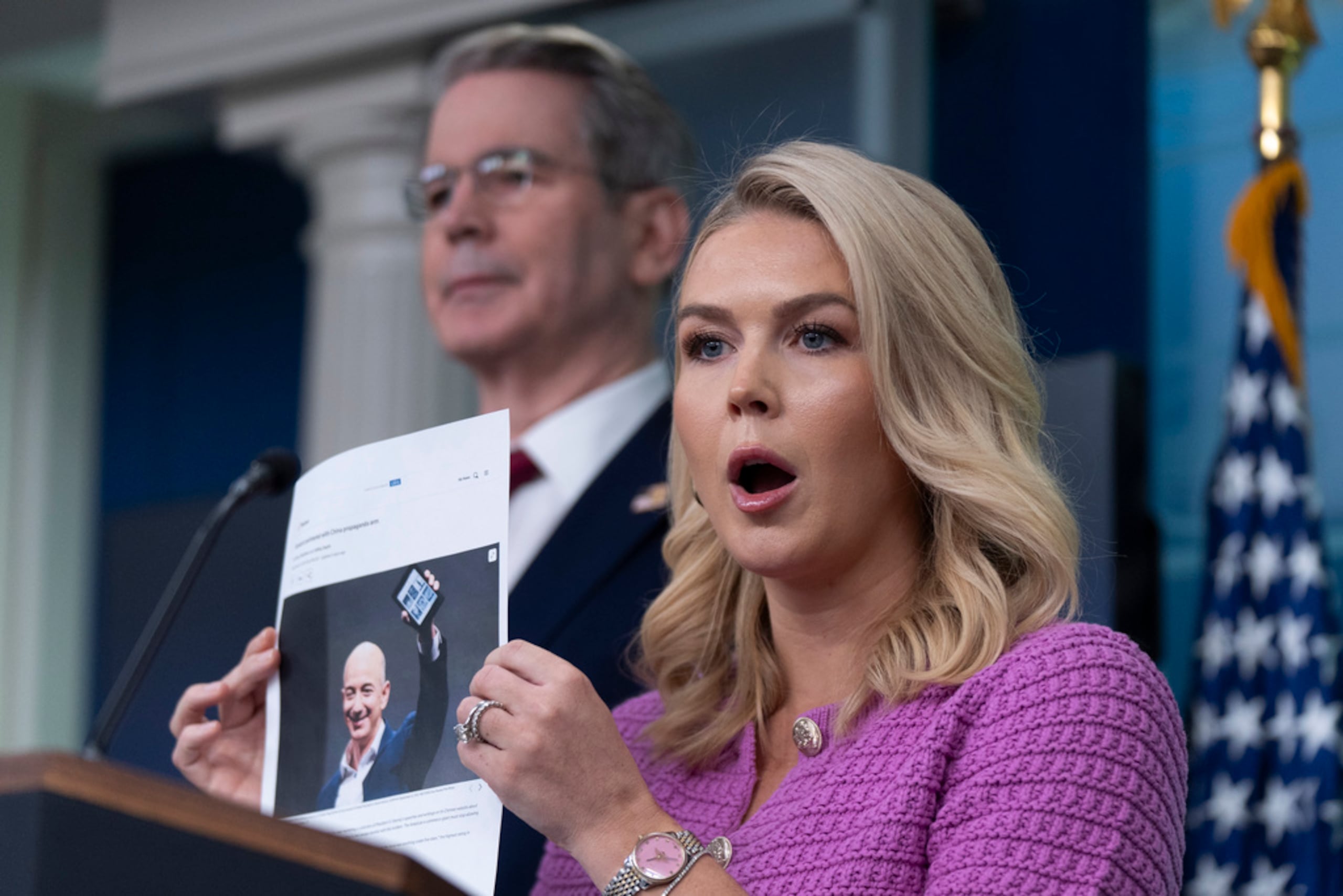 La secretaria de prensa de la Casa Blanca, Karoline Leavitt, junto al secretario del Tesoro, Scott Bessent, muestra una foto de Jeff Bezos mientras responde a una pregunta sobre Amazon, durante una conferencia en la sala de prensa James Brady de la Casa Blanca, el martes 29 de abril de 2025.