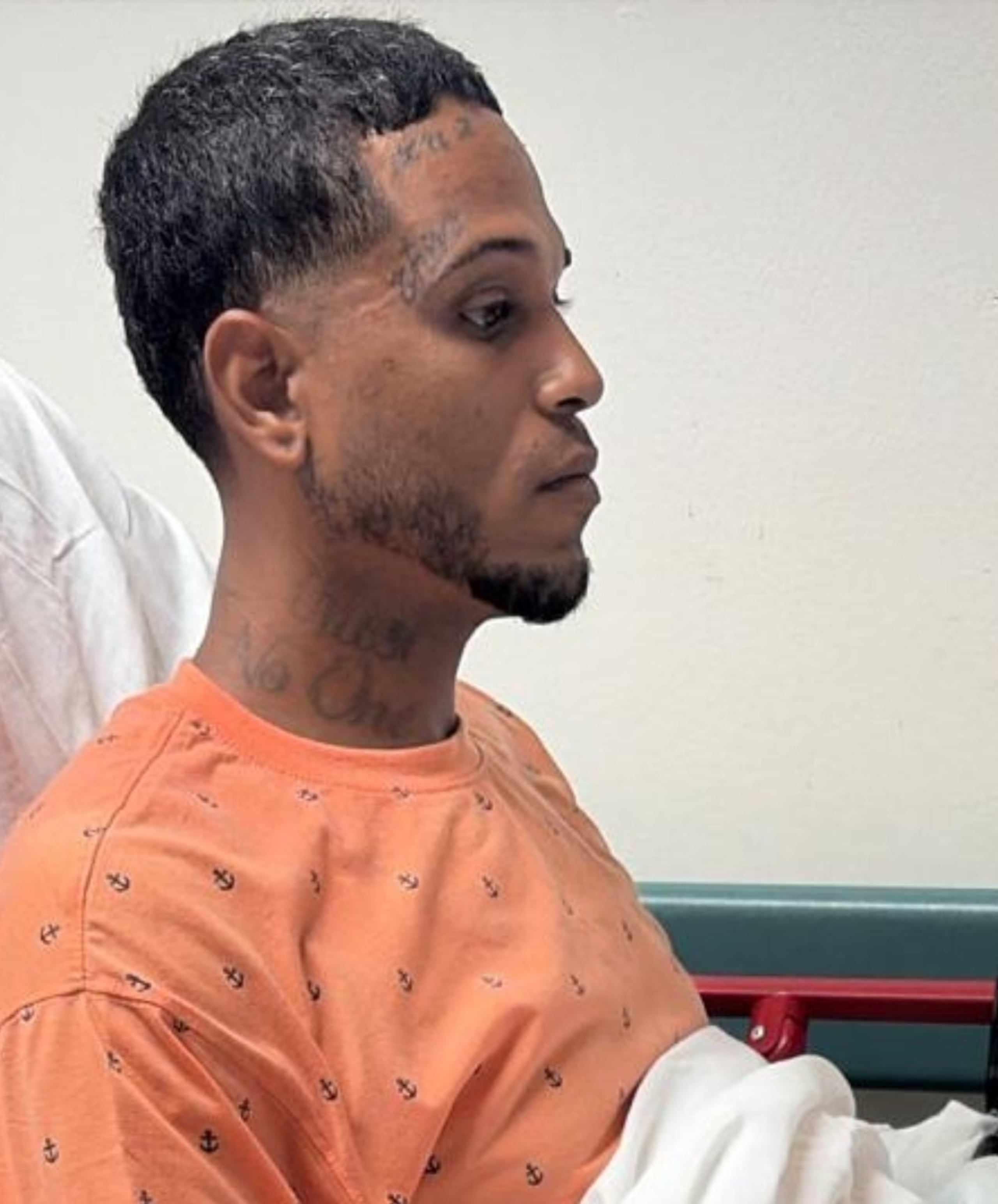 El prófugo Edwin de Jesús Torres permanece bajo custodia mientras recibe atención médica en una institución hospitalaria por heridas leves sufridas durante el accidente.