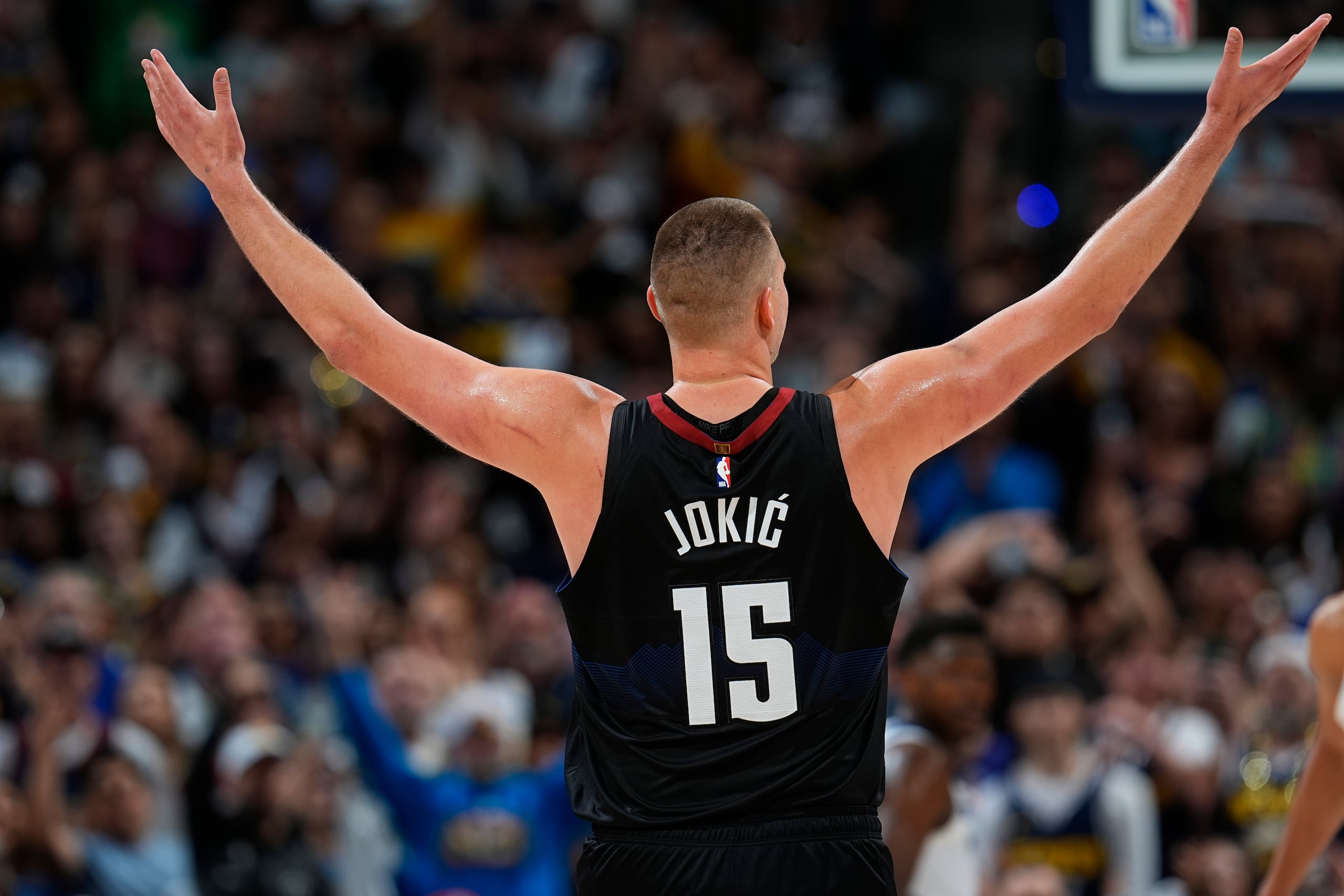 El serbio Nikola Jokic, de los Nuggets de Denver, festeja durante el partido de playoffs ante los Timberwolves de Minnesota, el martes 14 de mayo de 2024.