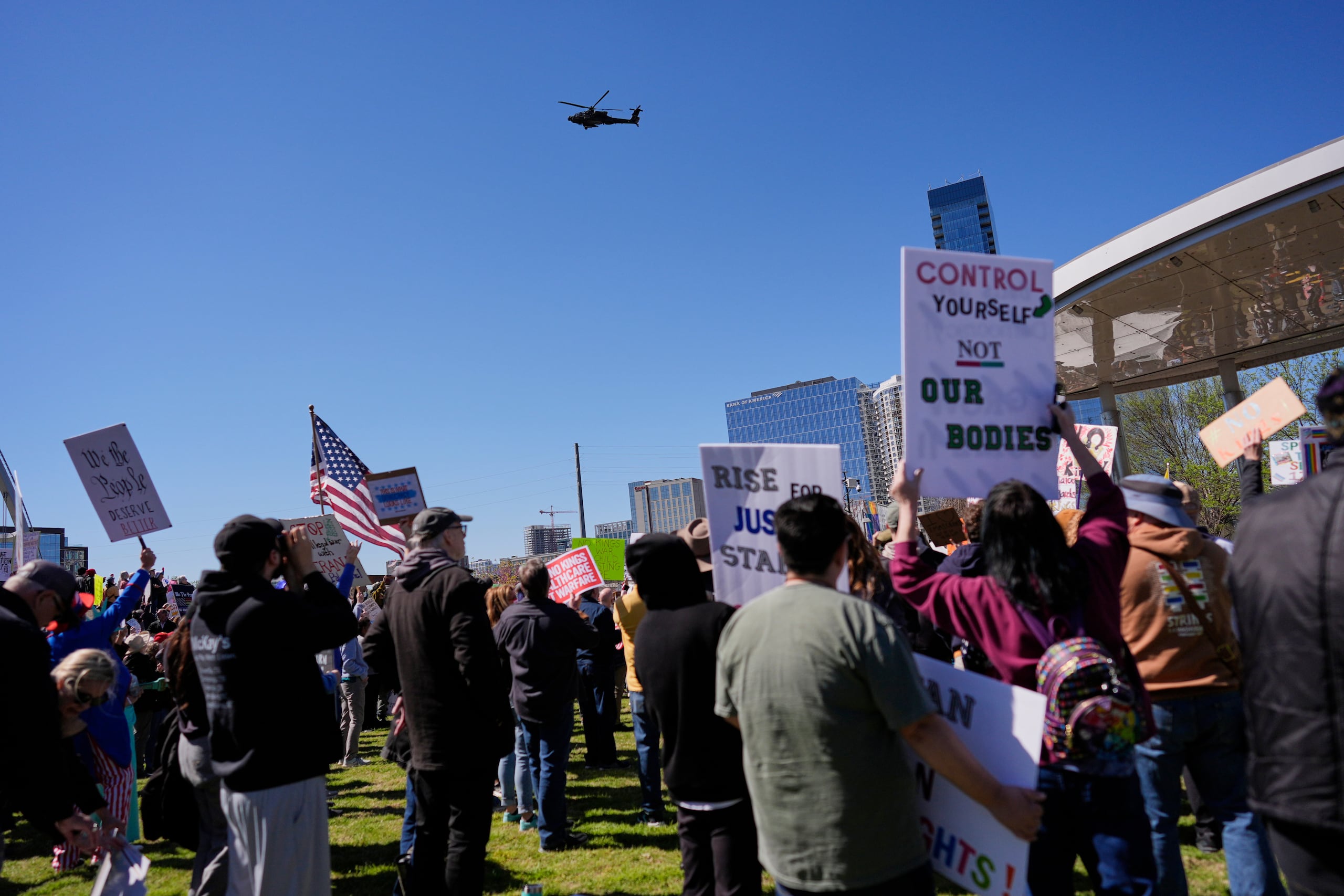 Los helicópteros también sobrevolaron una protesta de “No Kings” contra Trump en el centro de Nashville.