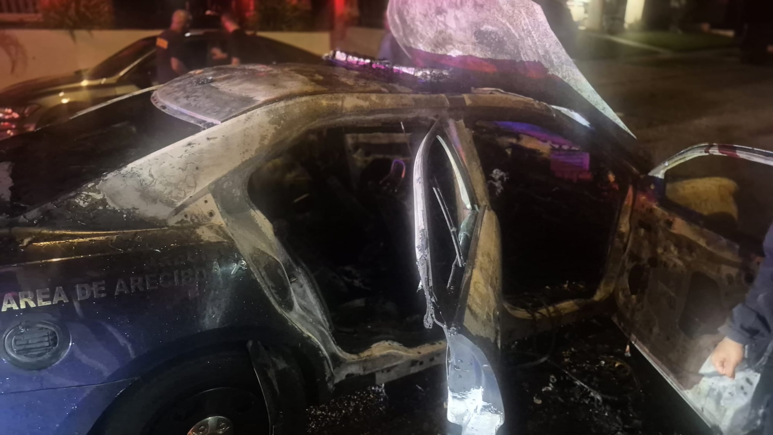 Así quedó la patrulla de la Policía, tras incendiarse en medio de una intervención vehicular.