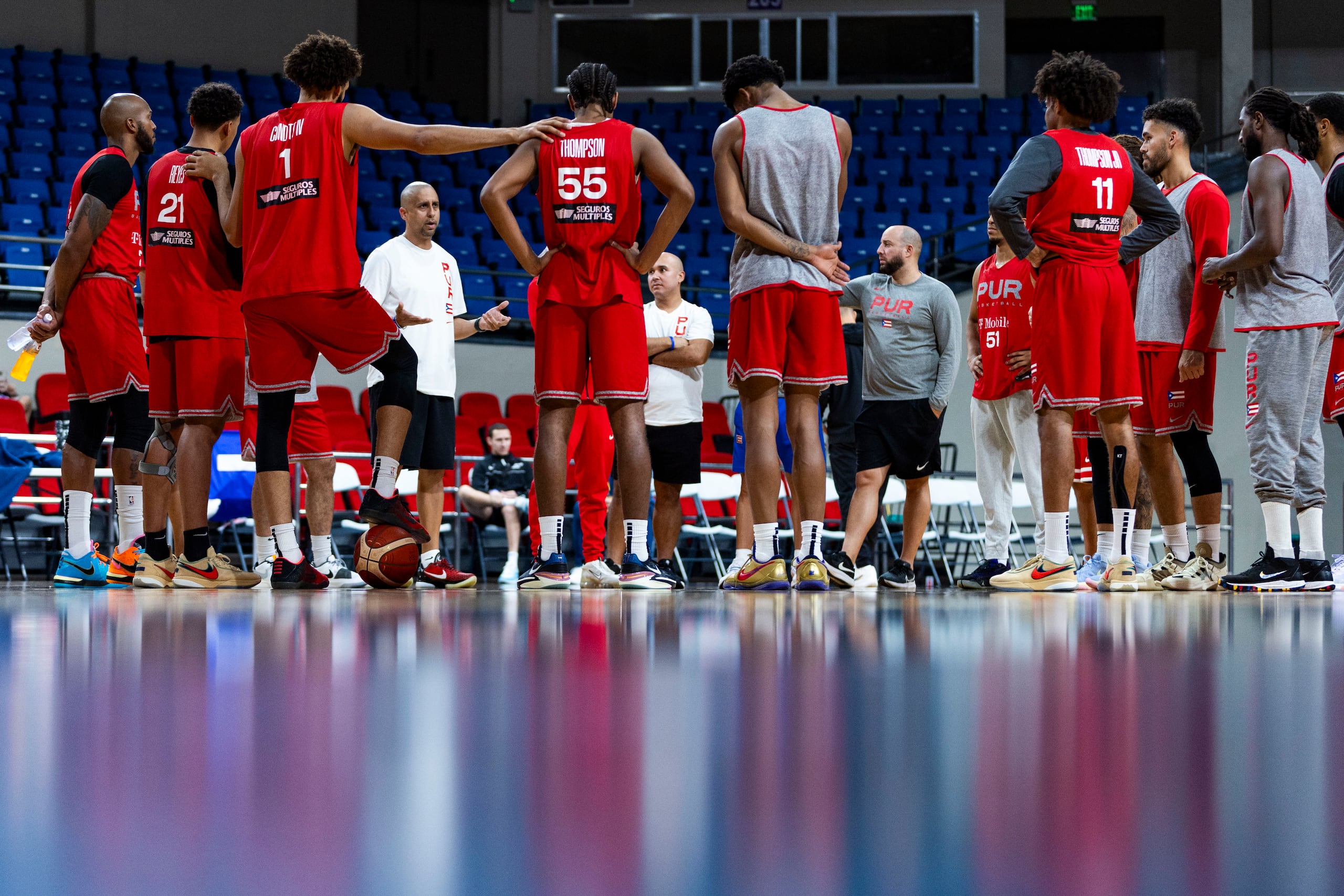Nelson Colón, al fondo entre los jugadores con los números 1 y 55 en sus espaldas, le habla al seleccionado durante la última práctica de preparación para su segundo juego en la Copa del Mundo, el que será este lunes, a las 8:00 a.m. ante Serbia.