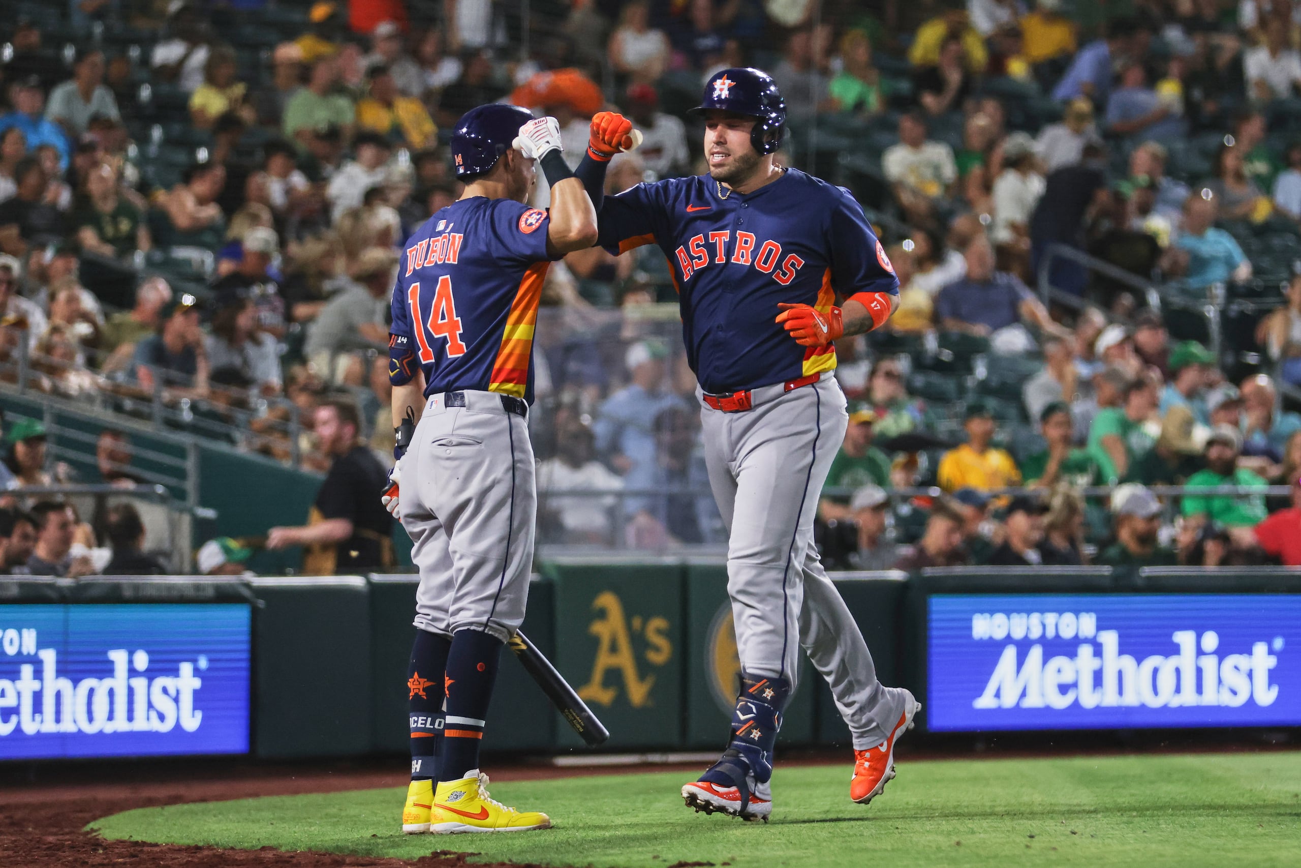 Víctor Caratini celebra con el coach de tercera base el batazo que representó su cuadrangular de tres carreras. En la noche bateó de 4-3.