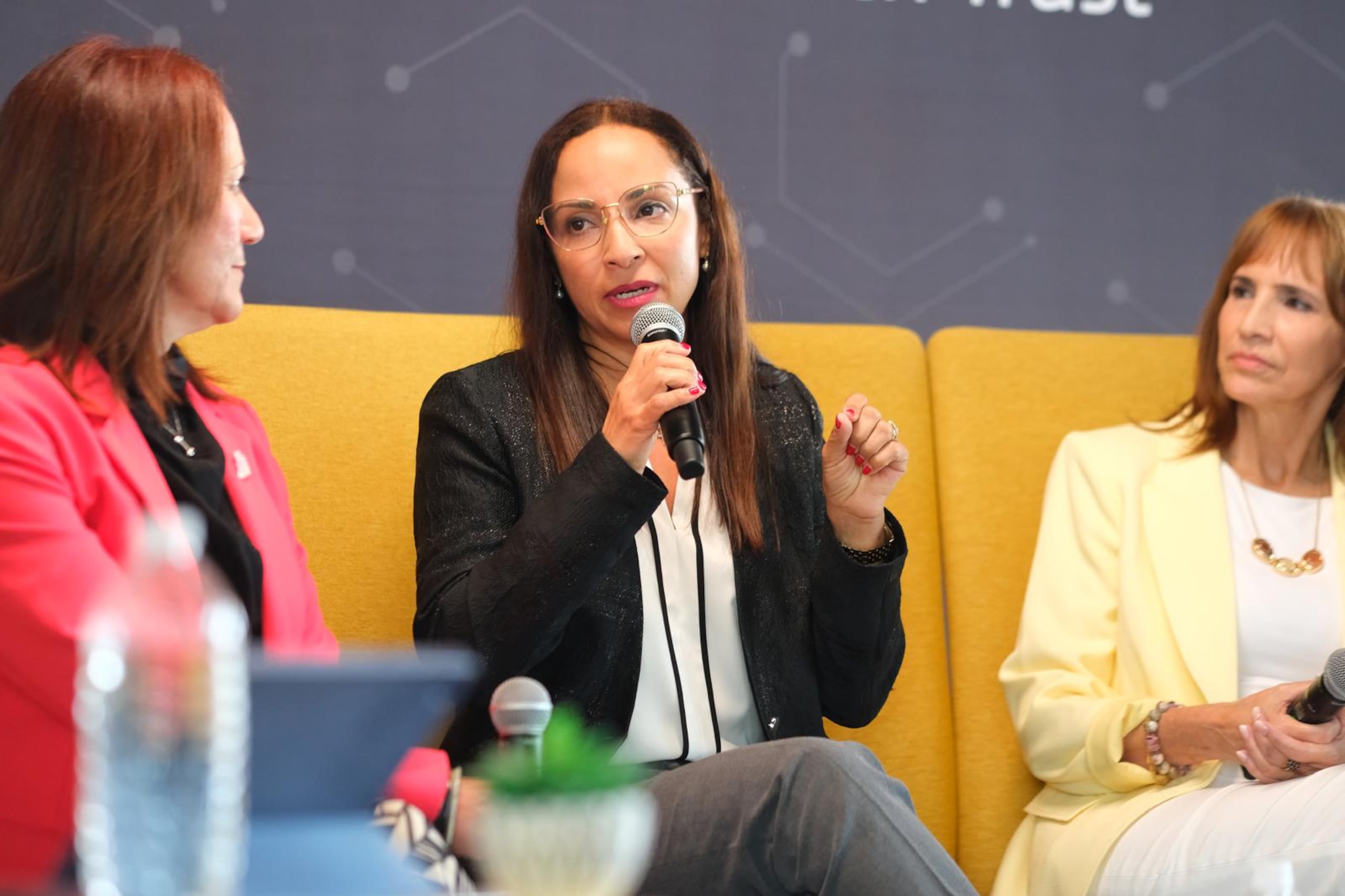 (Centro) Dra. Dalice Piñero Cruz, profesora asociada del Departamento de Química de la Universidad de Puerto Rico; y Dra. Beatriz Zayas Rivera, catedrática e investigadora de la Universidad Ana G. Méndez, Recinto de Cupey (derecha).