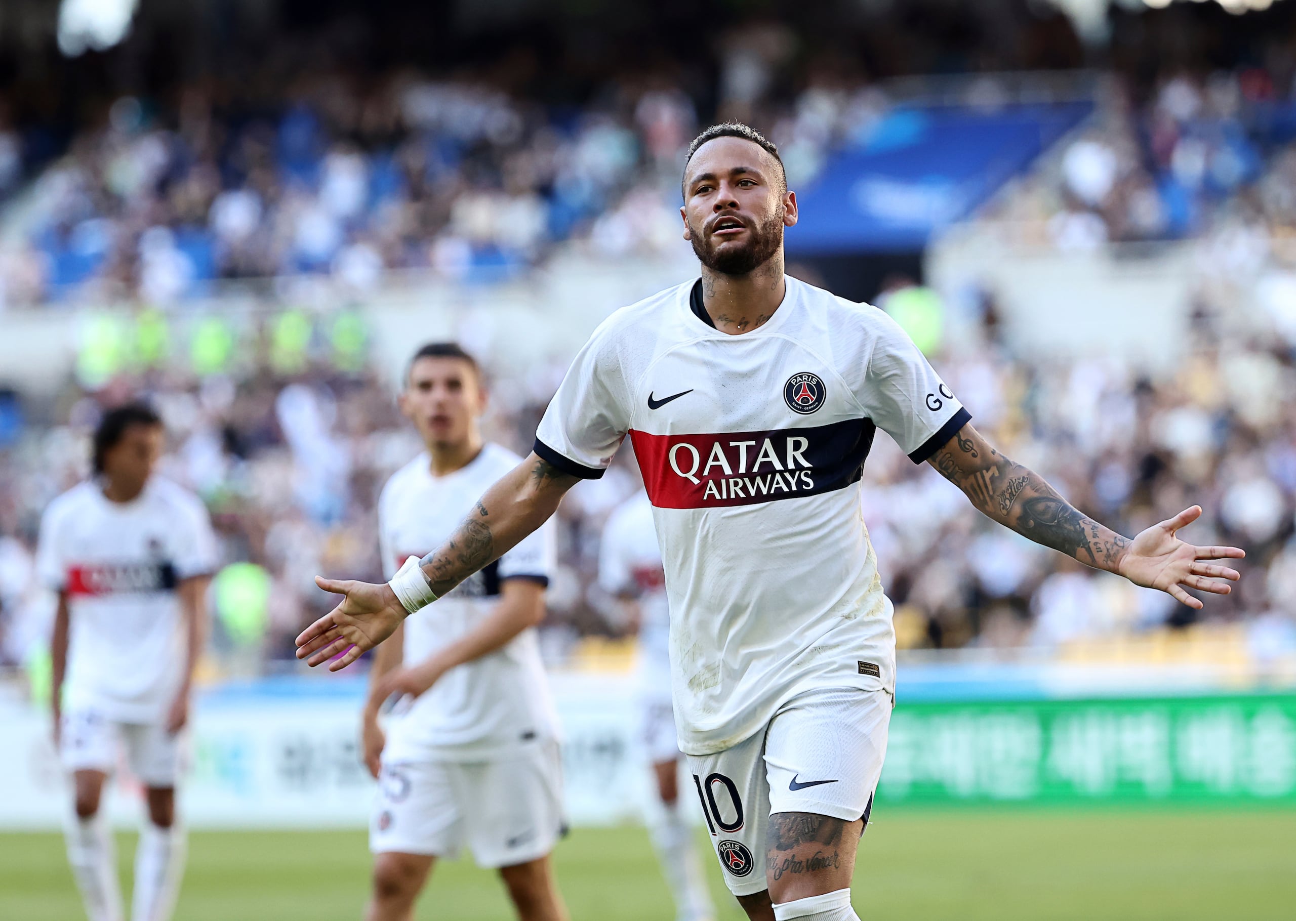 Neymar celebra tras anotar un gol para el Paris Saint-Germain en el amistoso contra Jeonbuk Hyundai, el jueves 3 de agosto de 2023, en Busán, Corea del Sur.