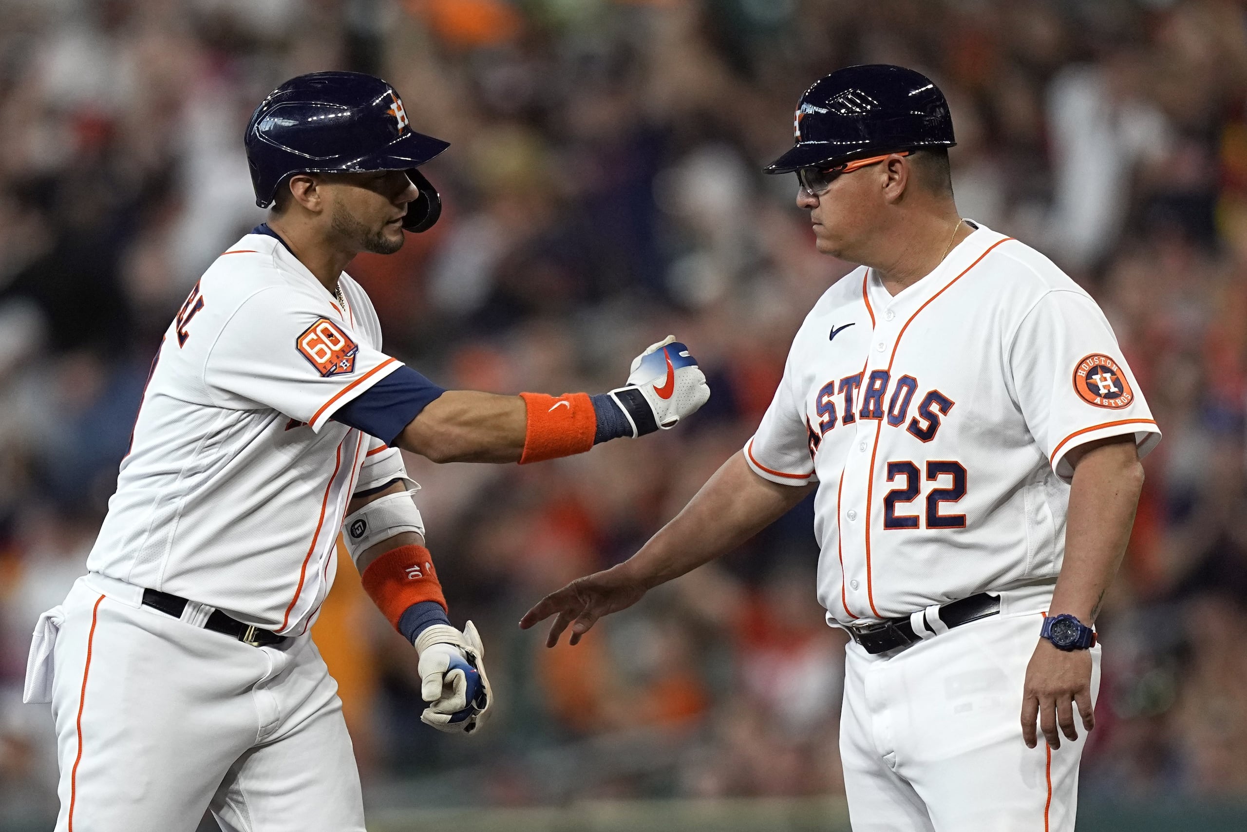 Omar López (derecha) lleva varios años trabajando con los Astros de Houston.