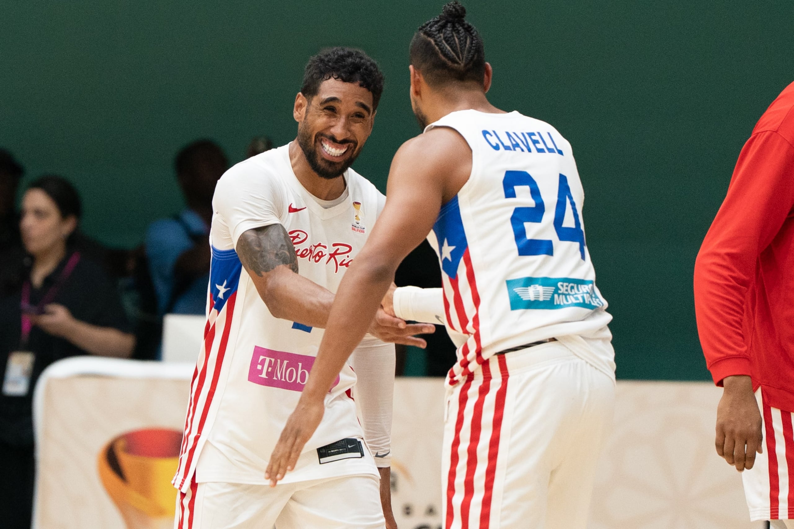 Jezreel De Jesús y Gian Clavell se saludan durante un juego entre Puerto Rico y Bahamas.