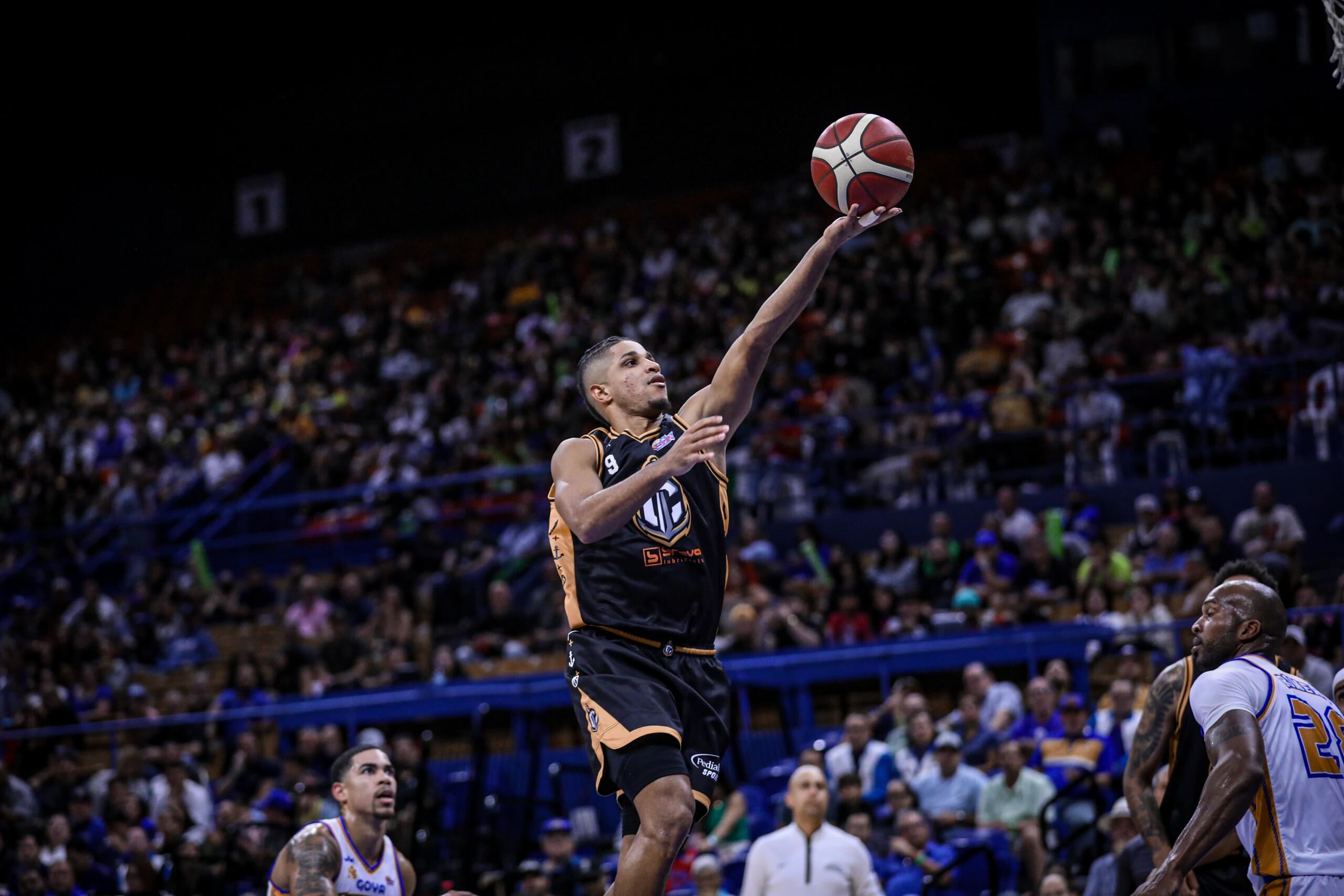 Alfonso Plummer, de los Capitanes de Arecibo, ataca el canasto durante el partido del jueves frente a los Vaqueros de Bayamón.
