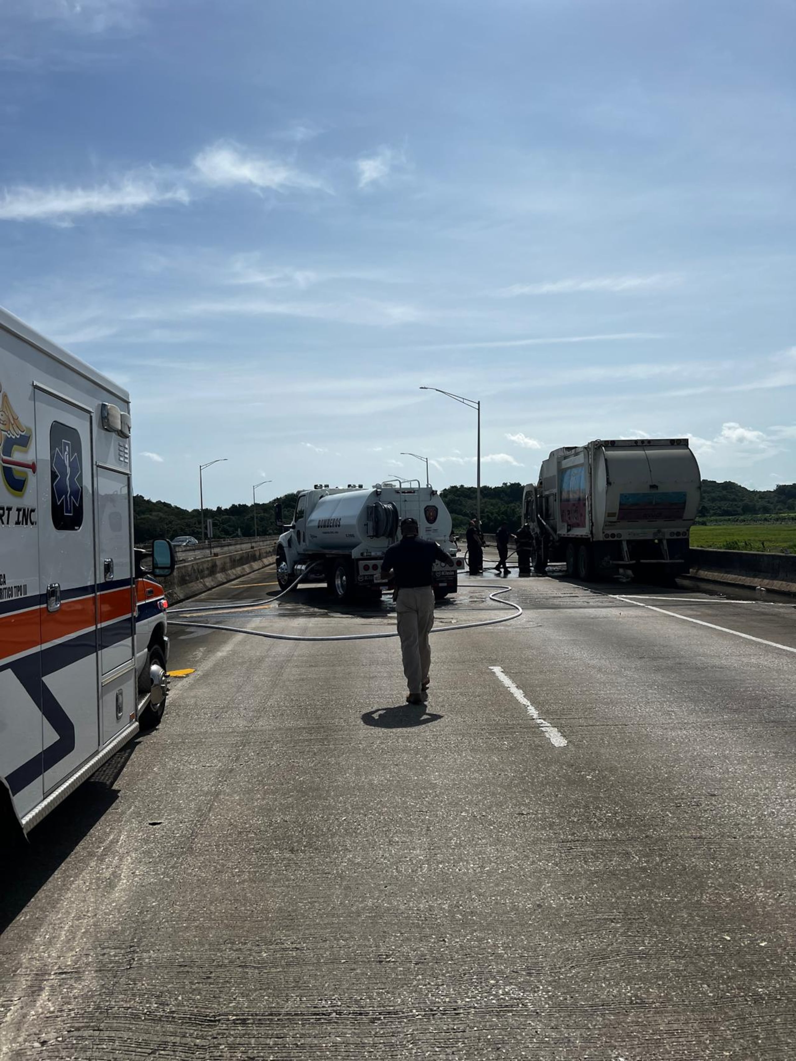 Un camión de recogido de basura se incendió por desperfectps mecánicos, en el kilómetro 53.4 de la autopista José De Diego, en Barceloneta.