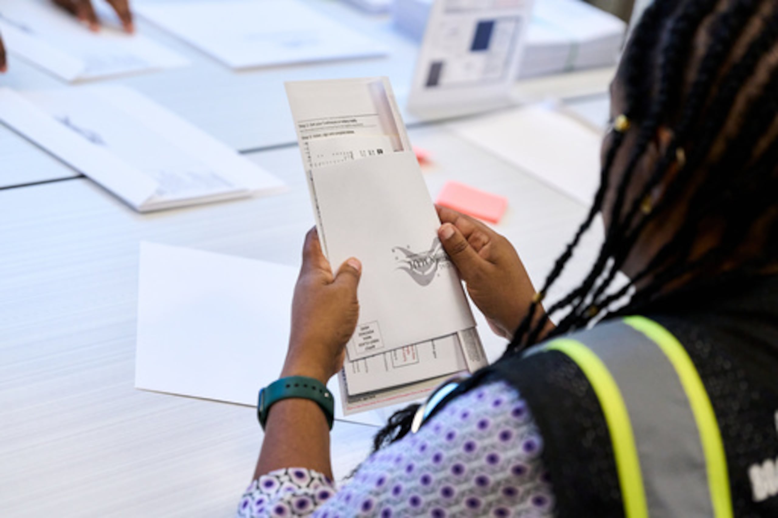 Los empleados de la Junta Electoral del condado de Wake preparan las papeletas de voto por correo para su envío el jueves 3 de septiembre de 2026, en Raleigh, Carolina del Norte. (Foto AP/Matt Ramey)