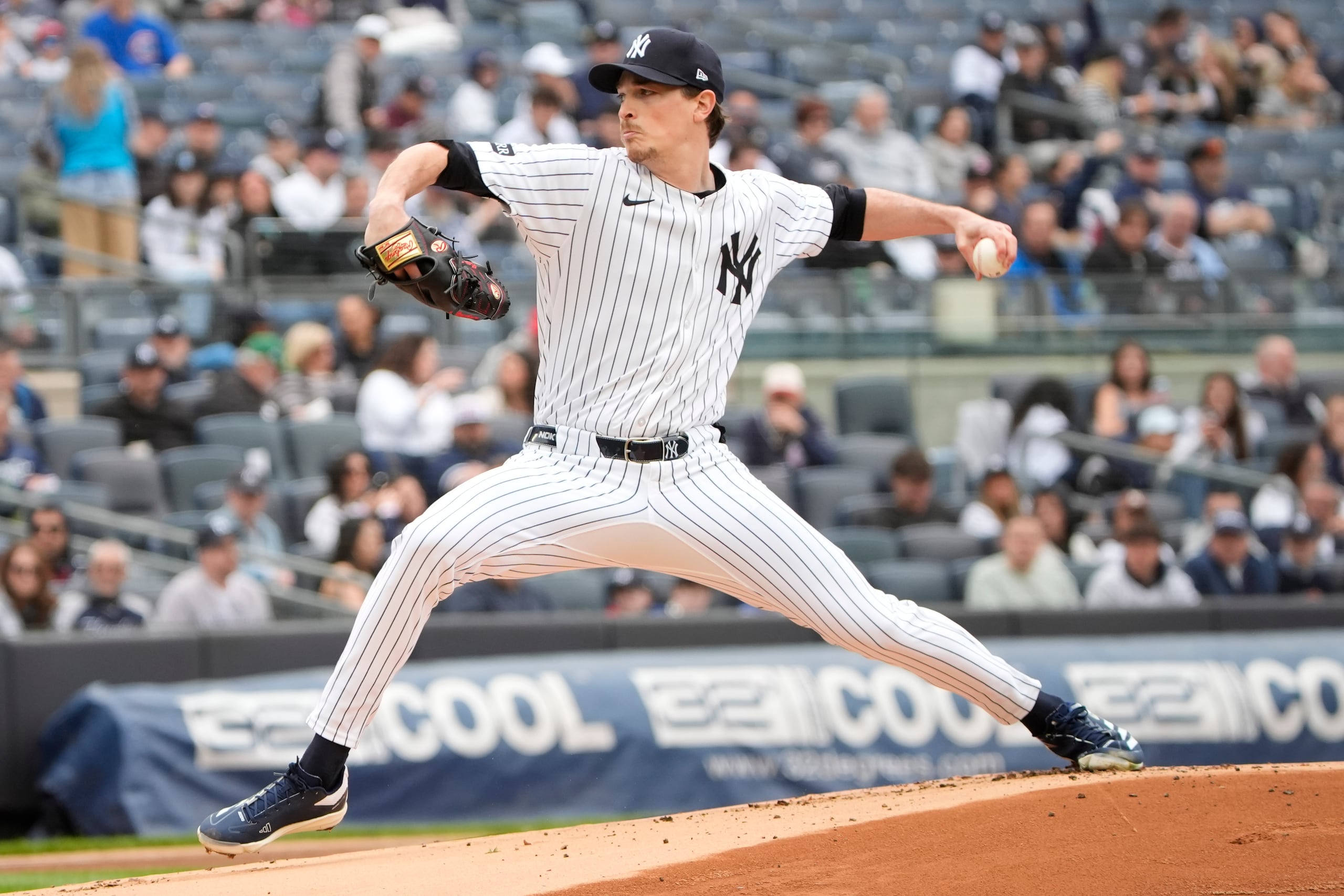 El lanzador de los Yankees de Nueva York, Max Fried, lanza durante la primera entrada del primer juego de béisbol de una doble cartelera contra los Azulejos de Toronto, el domingo 27 de abril de 2025, en Nueva York. (AP Foto/Pamela Smith)