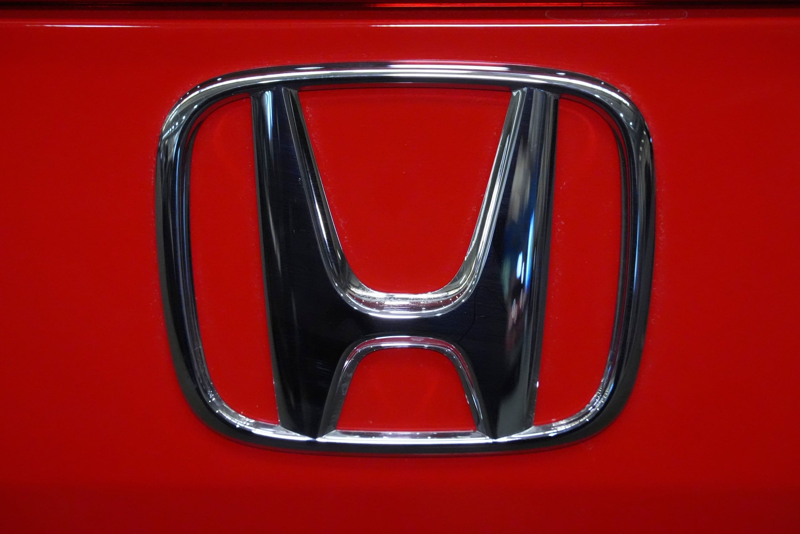 El logo de Honda en un vehículo de esa marca, en una exposición en Pittsburgh, el 14 de febrero del 2025. (AP foto/Gene J. Puskar)