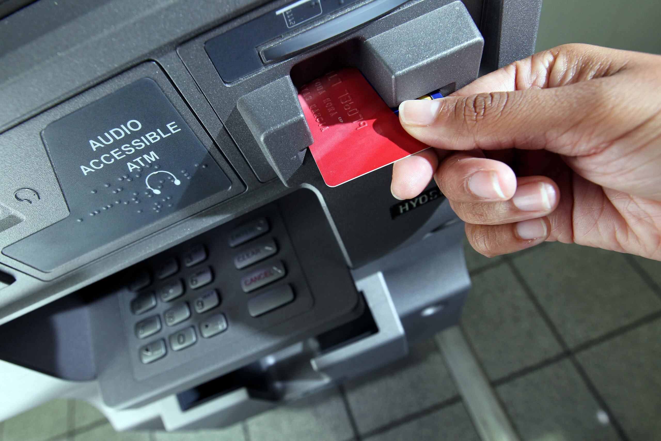 La otra estrategia clave para los ladrones es el “skimming” o clonación de tarjetas. (GFR Media)