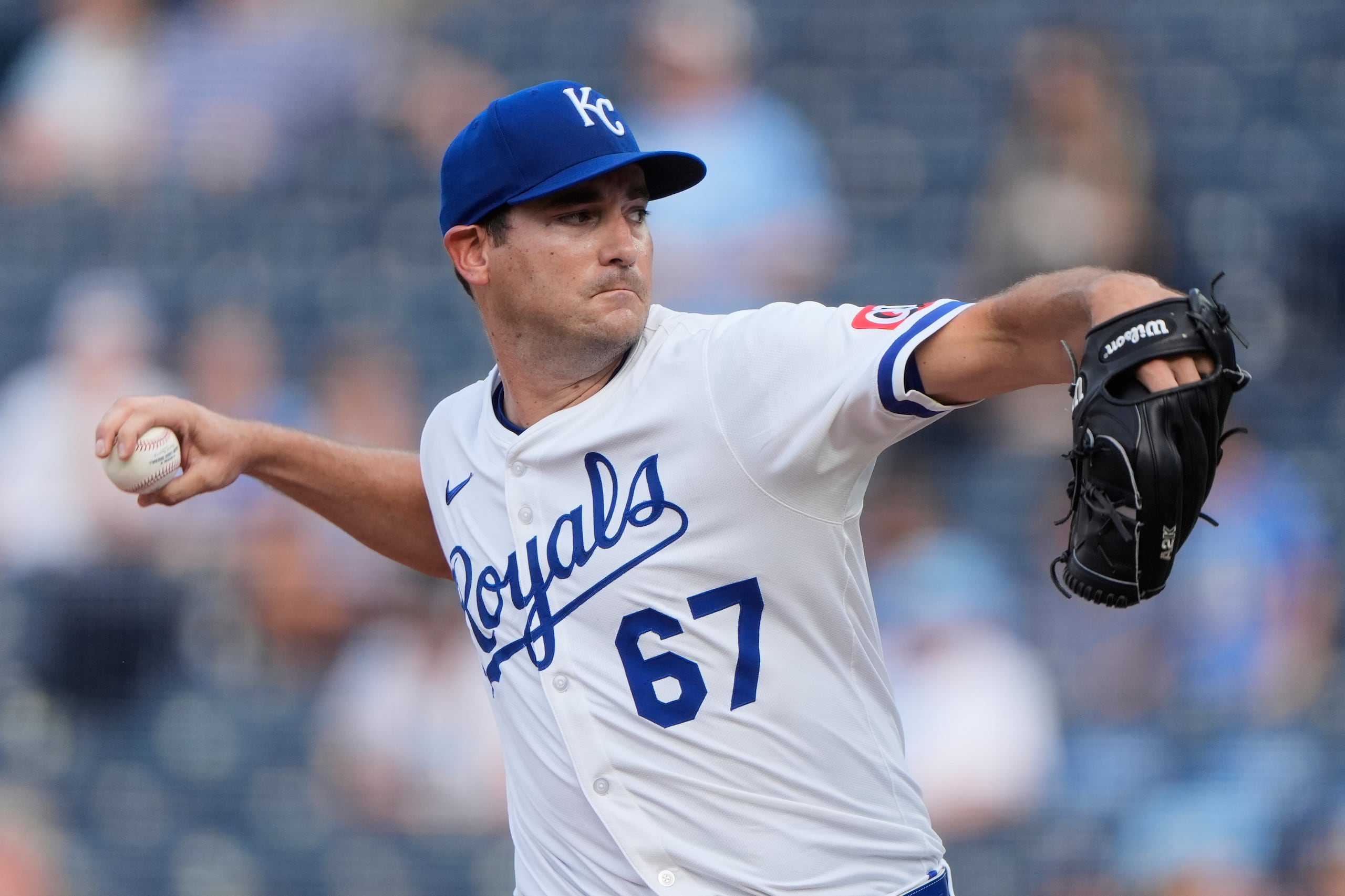 Seth Lugo de los Reales de Kansas City lanza ante los Rangers de Texas, el martes 19 de agosto de 2025, en Kansas City. (AP Foto/Charlie Riedel)