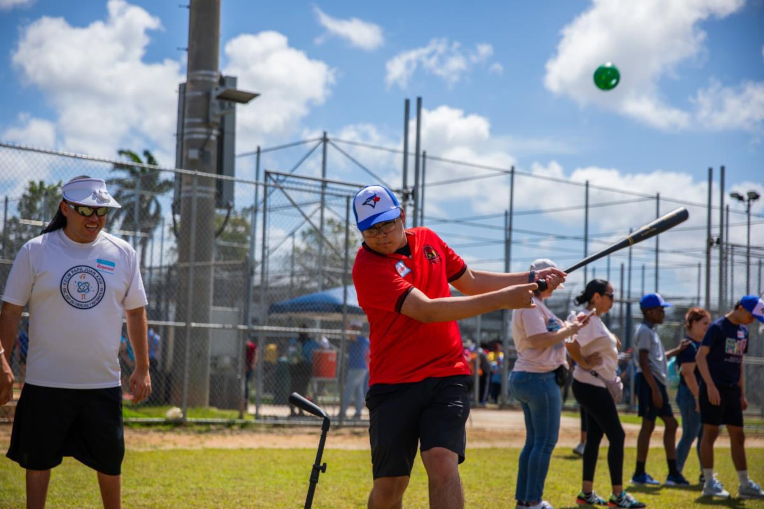 Un jovencito practica un swing en la actividad realizada en el Bayamón Baseball Complex.