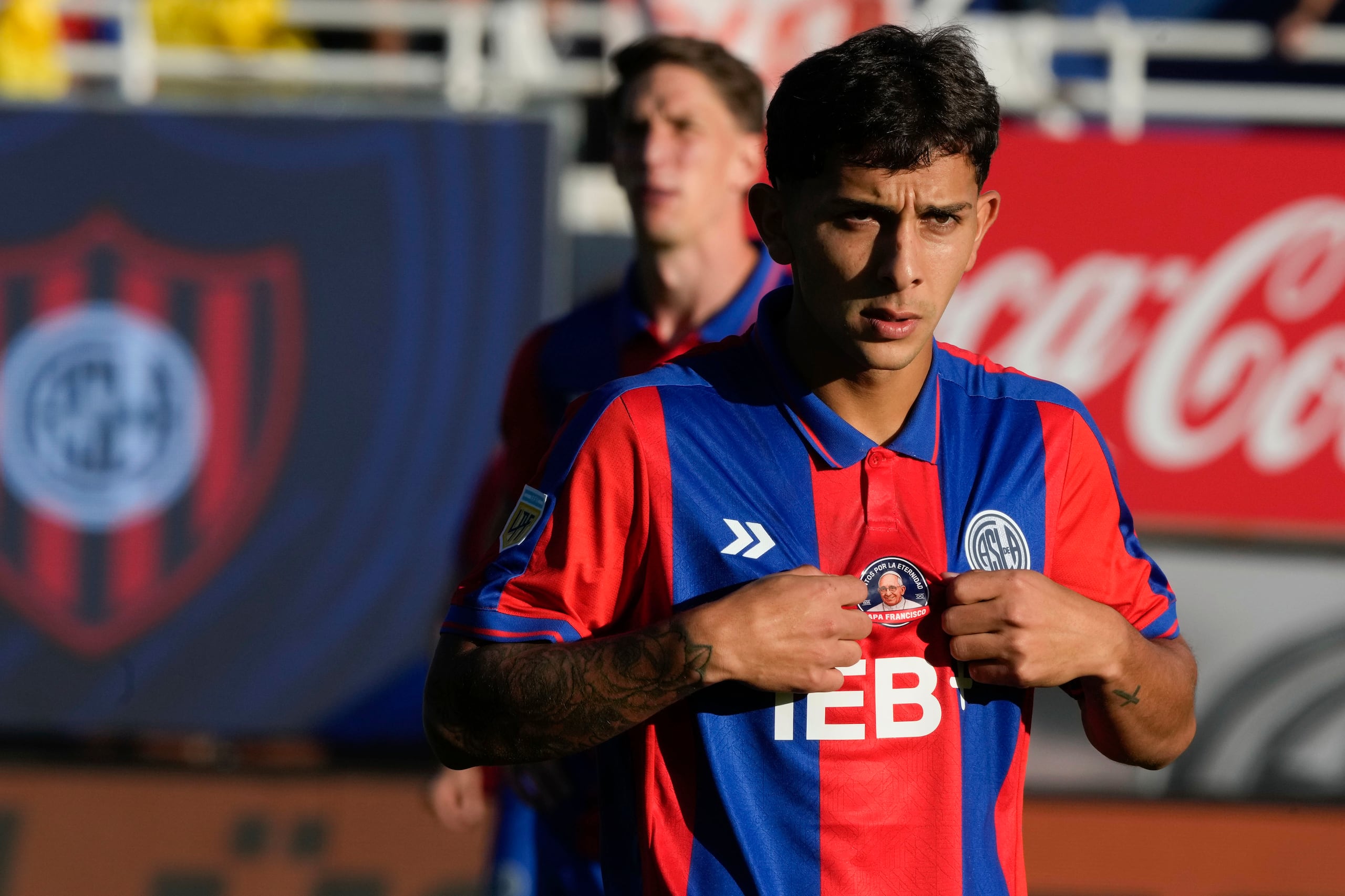 Elías Irala, de San Lorenzo, luce la camiseta del club que conmemora al fallecido papa Francisco durante el partido contra Rosario Central, el sábado 26 de abril de 2025, en Buenos Aires.