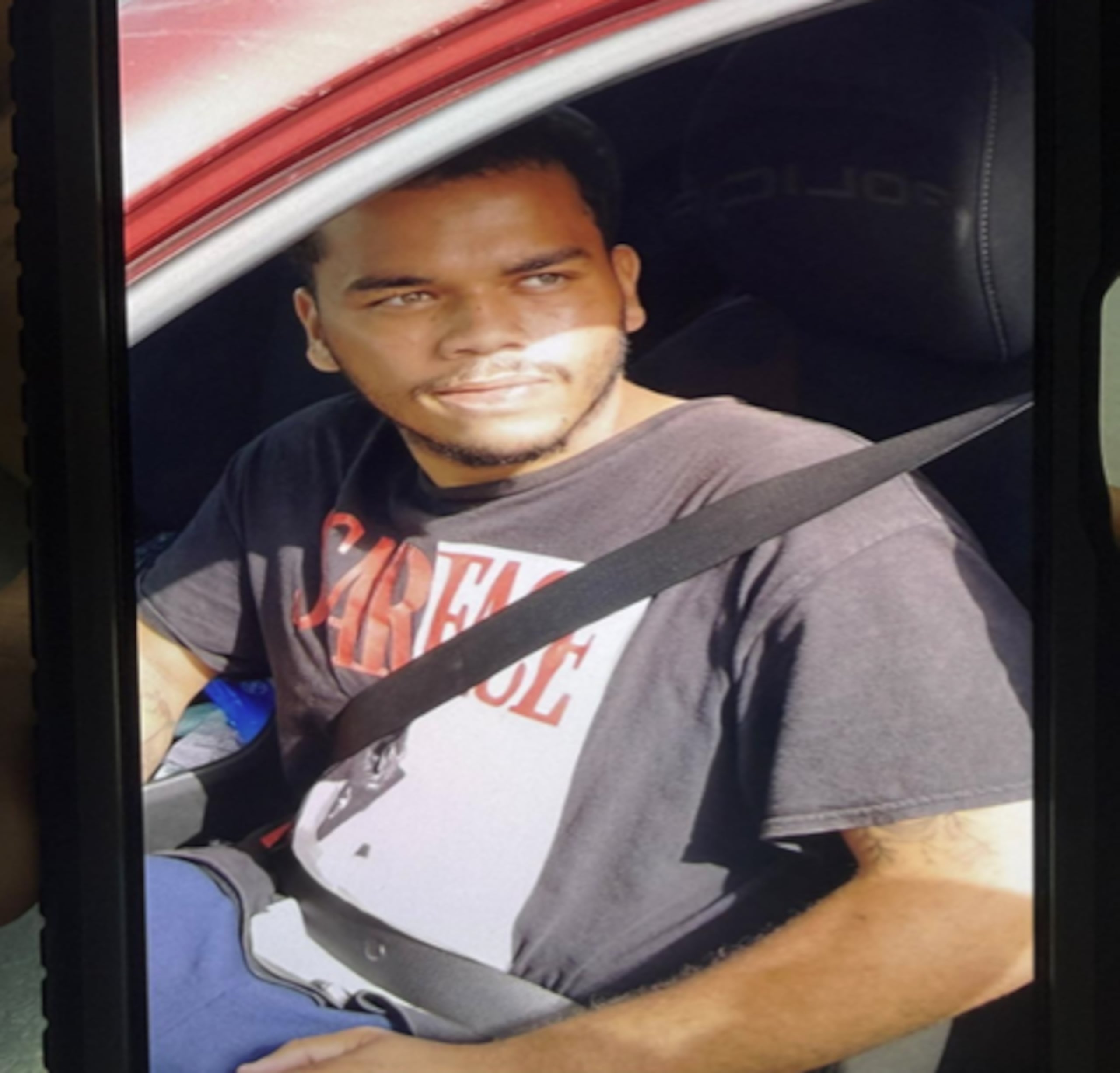 Contra Yeremy Daniel Albizu Capestany, de 24 años, fueron expedidas varias órdenes de arresto por fraude y apropiación ilegal, en Guayama y Salinas.