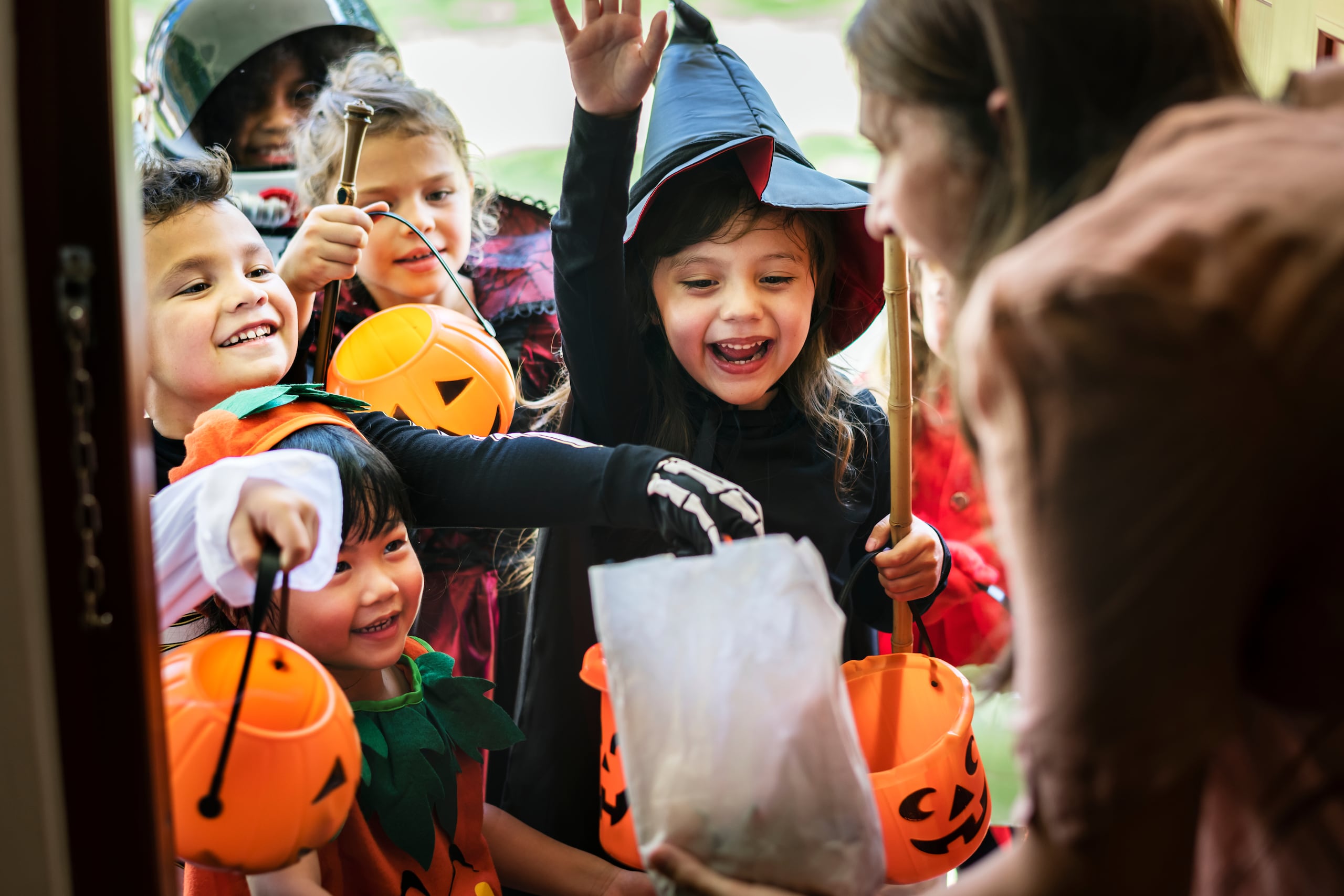 Niños en Halloween "Trick or Treat". (Archivo)