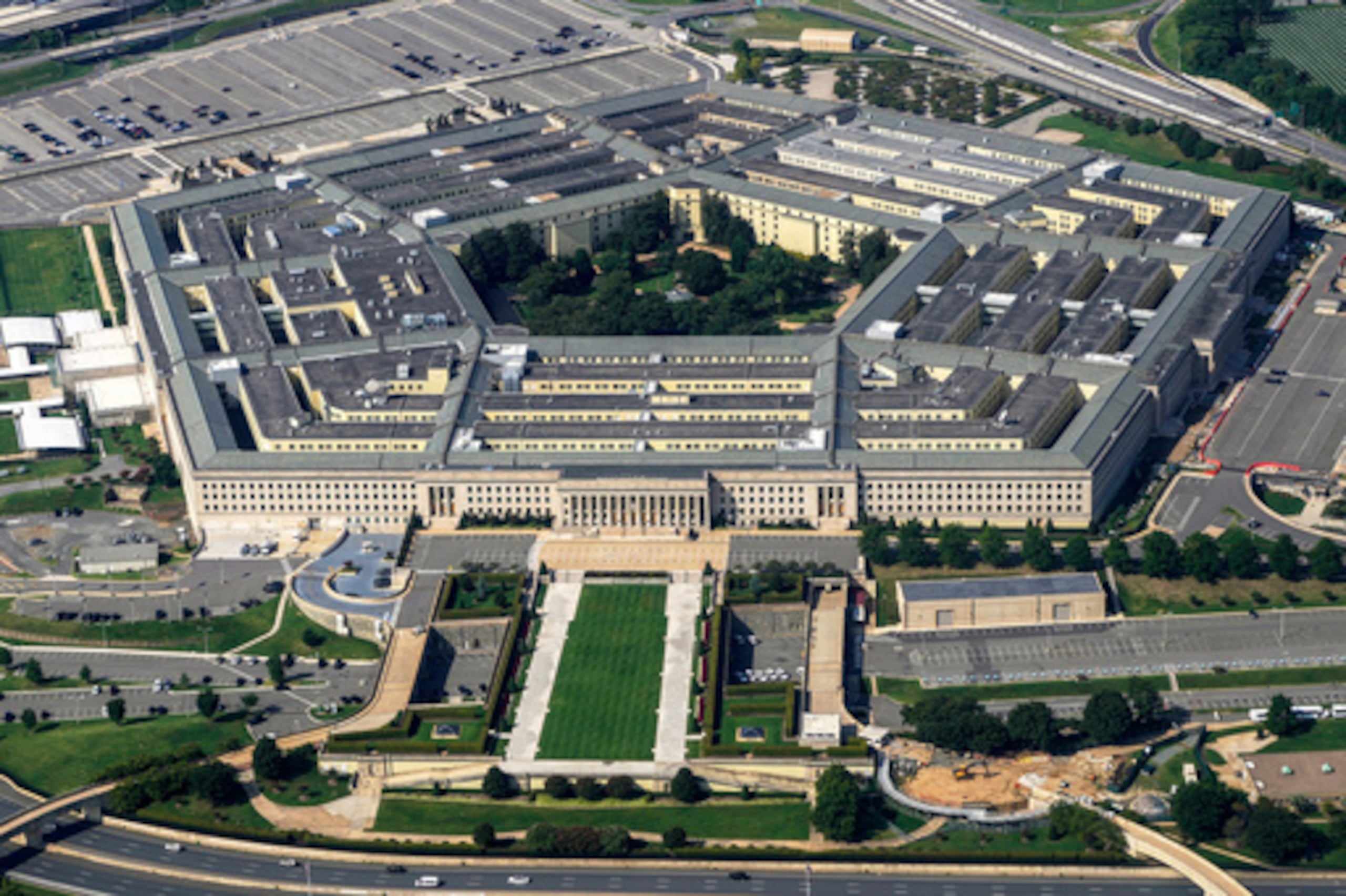 ARCHIVO - Vista del Pentágono desde la ventanilla de un avión el 27 de agosto de 2023, en Washington. (Foto AP/Carolyn Kaster, archivo)
