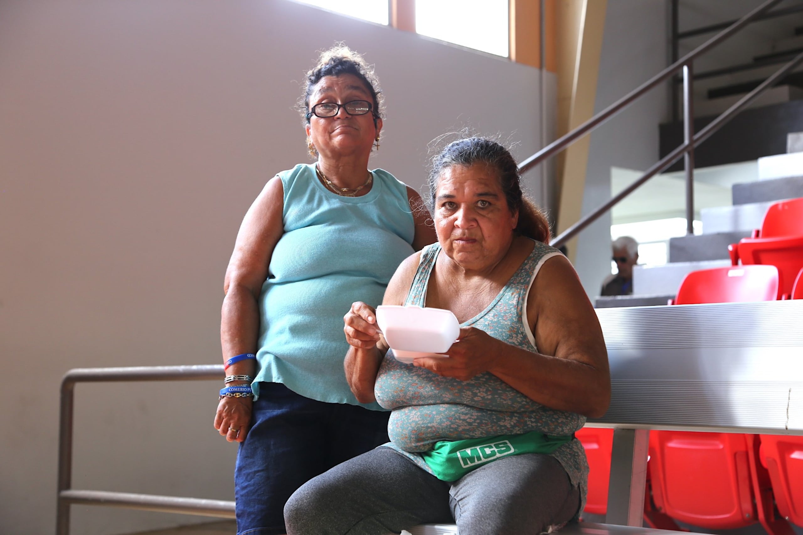 Adultos mayores llegaron acompañados de sus familiares al Auditorio Municipal de Comerío para recibir comida caliente del Comedor de la Kennedy, del chef Iván Clemente.