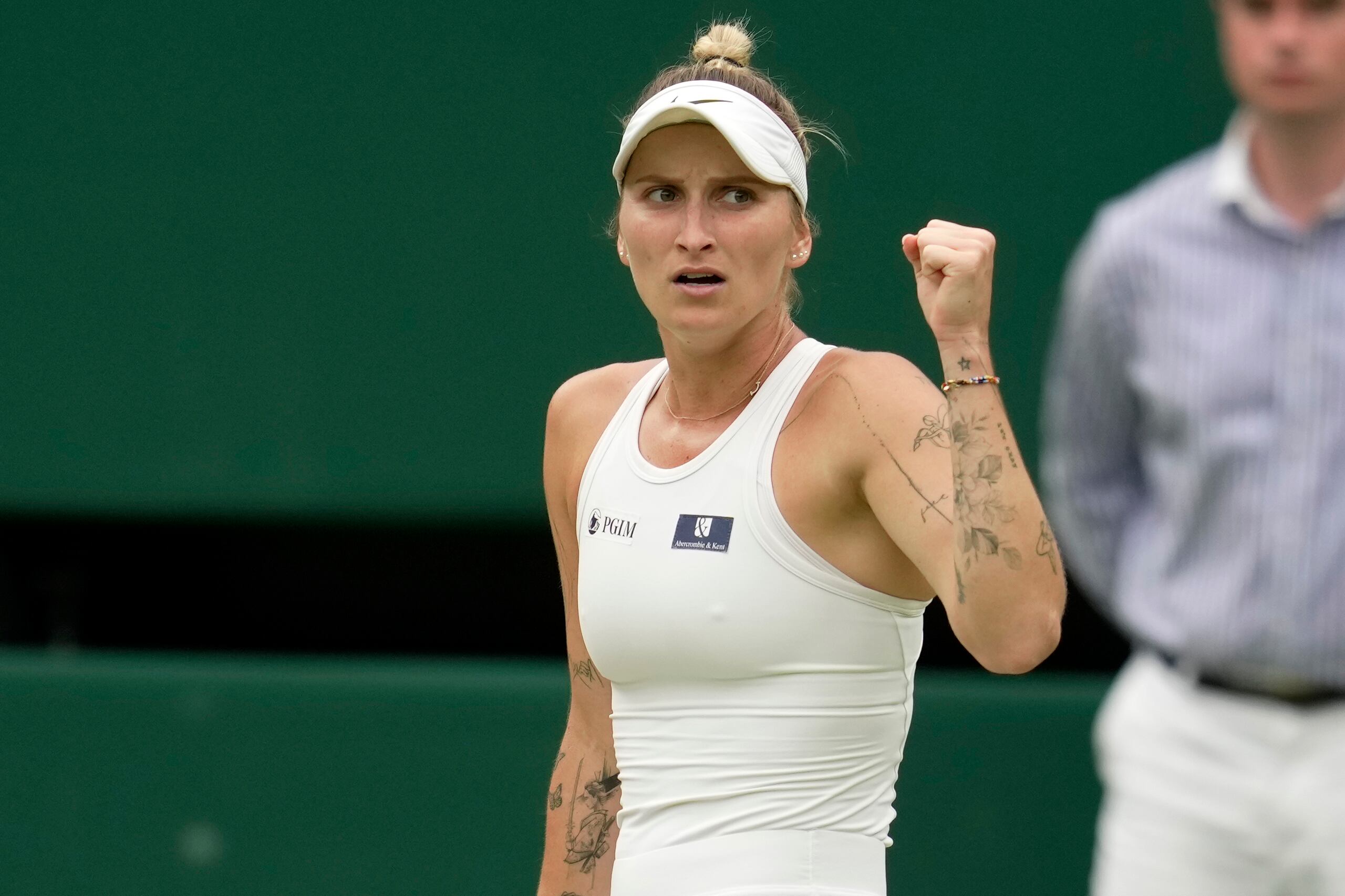 Marketa Vondrousova reacciona durante el duelo contra Elina Svitolina en las semifinales del torneo de Wimbledon.