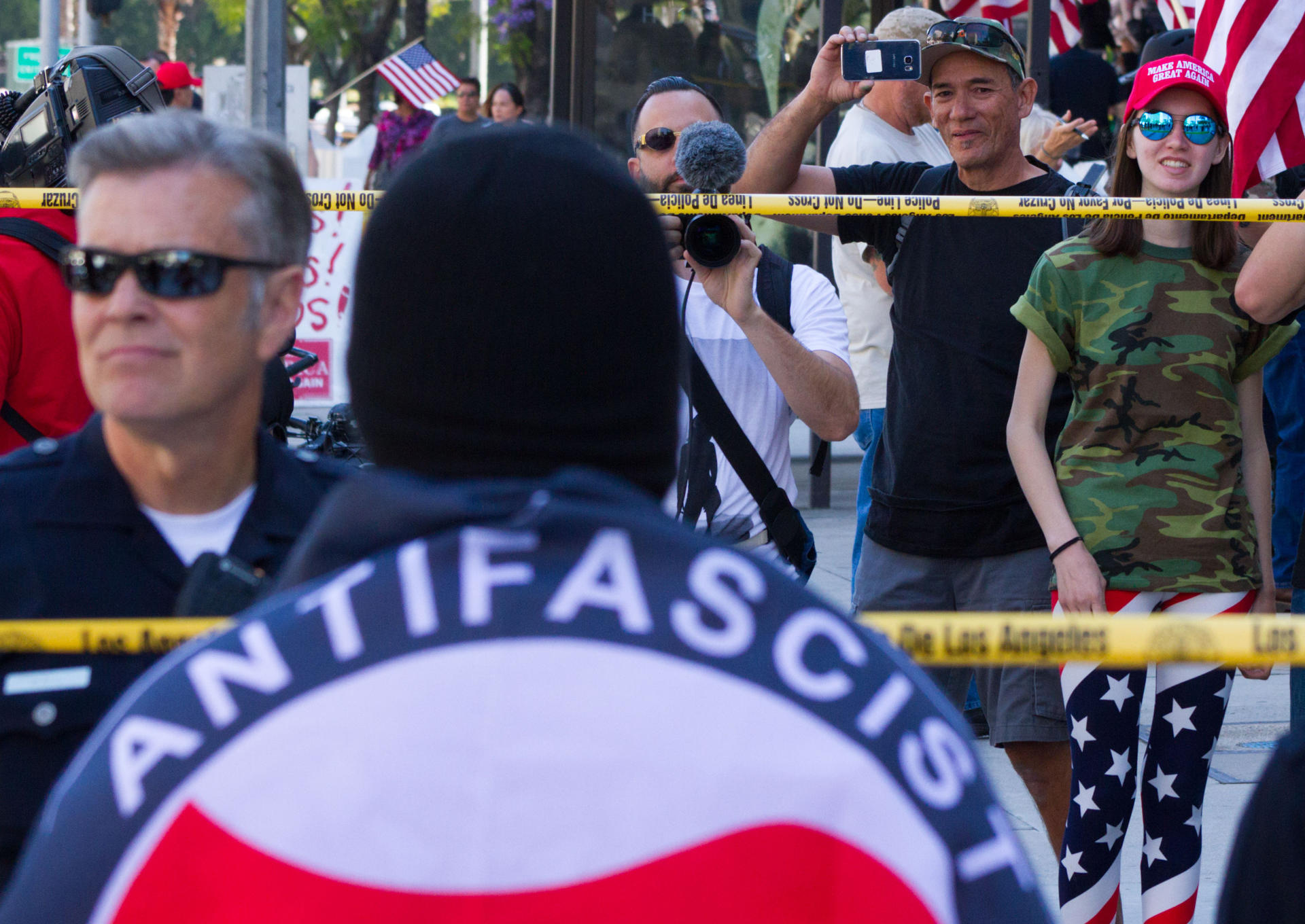 Fotografía de archivo del 1 de mayo de 2017 de integrantes del colectivo Antifa (Anti-Fascismo) y manifestantes en pro de Donald Trump durante una manifestación en Los Ángeles.