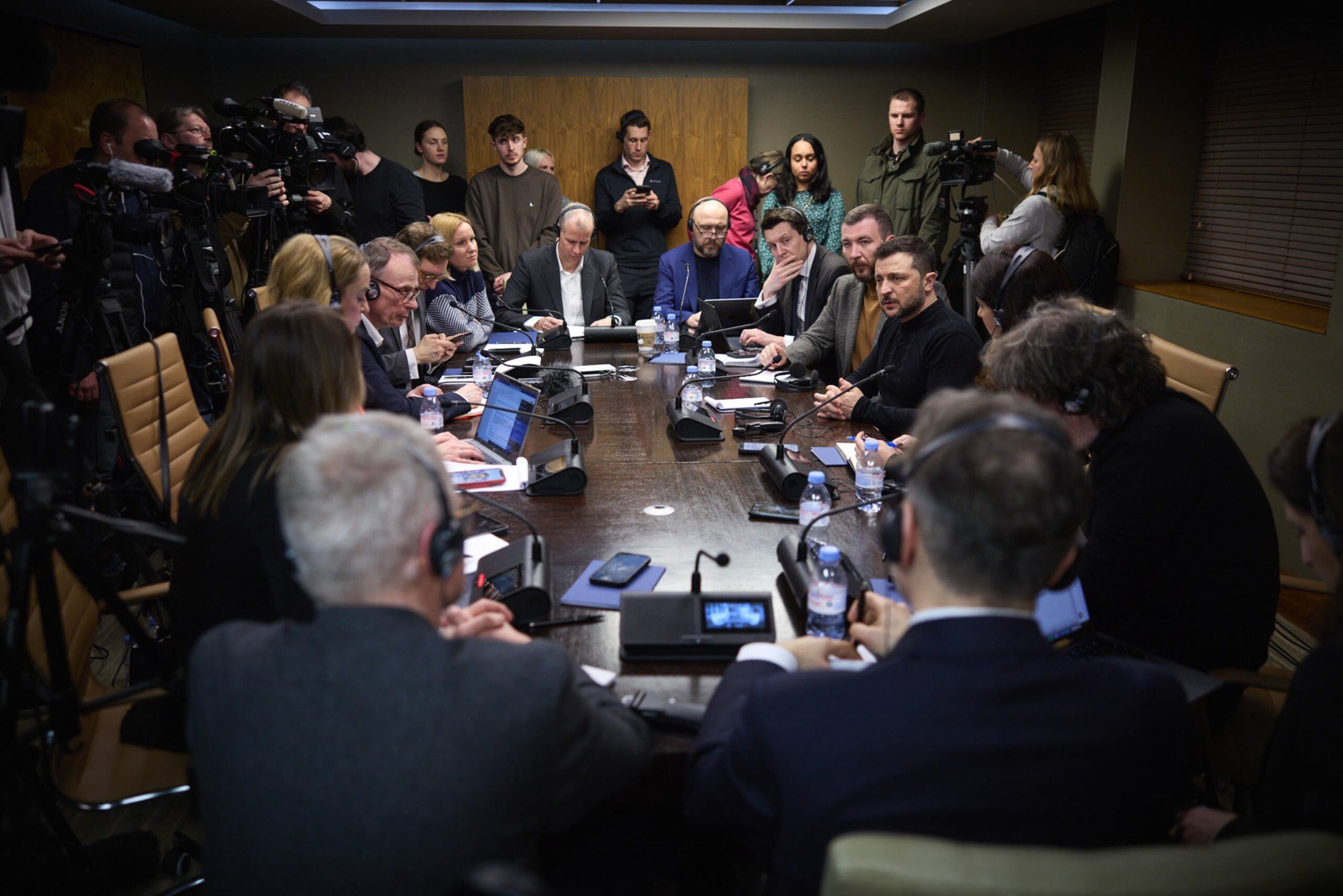 “Ucrania está lista para sentarse a la mesa de negociaciones lo antes posible para acercar la paz duradera", sostuvo el mandatario ucraniano.