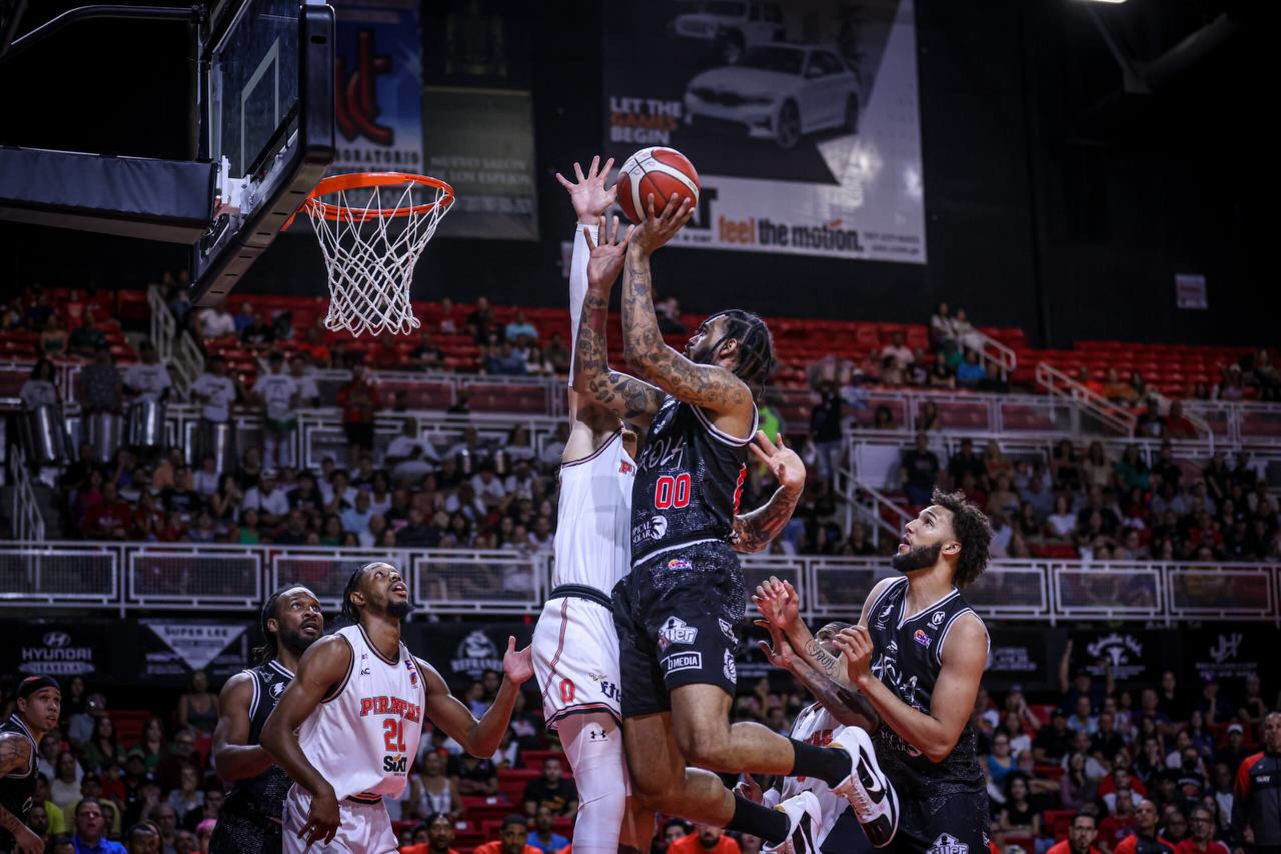 El importado Mike Scott (00) se levanta para realizar un intento contra la defensa de Quebradillas. El importado finalizó con 31 puntos y 10 rebotes.