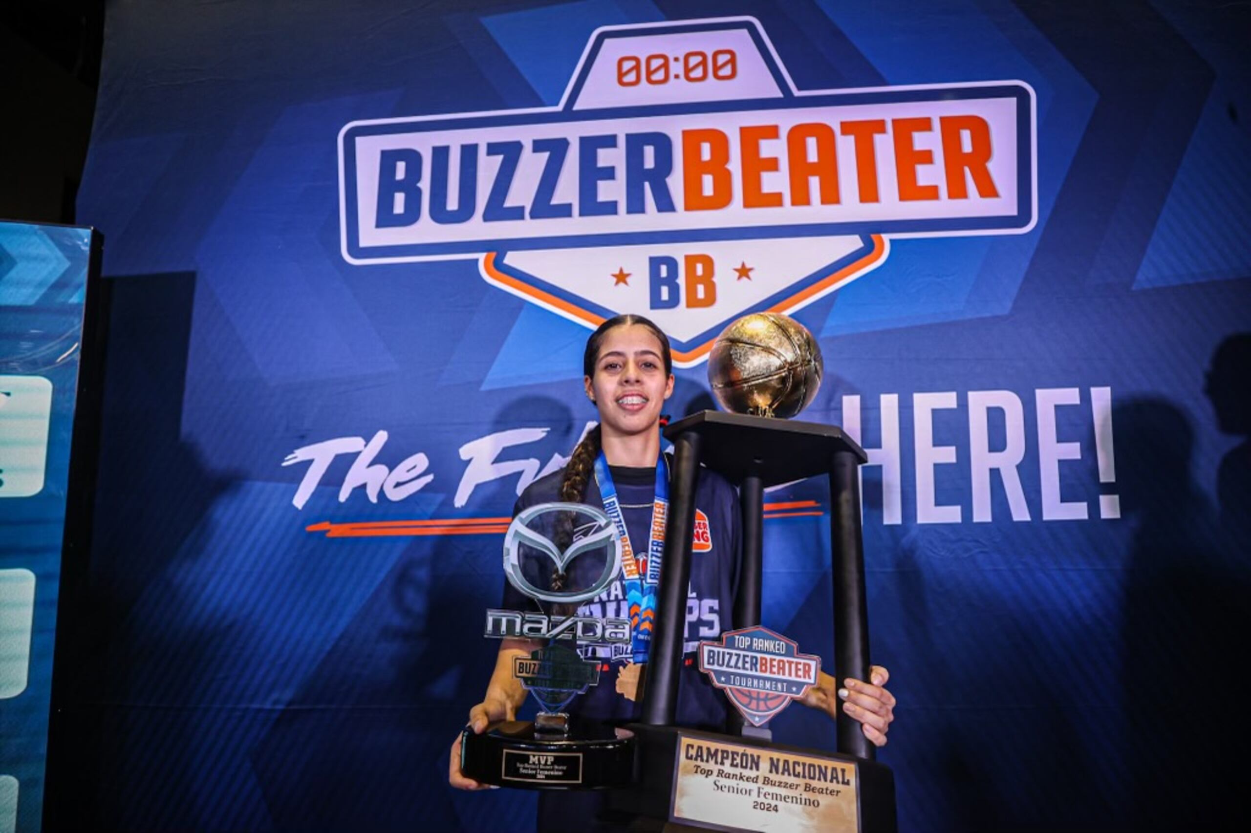 Desireck Nieves posa junto al campeonato del Top Ranked Buzzer Beater y el premio de Jugadora Más Valiosa.