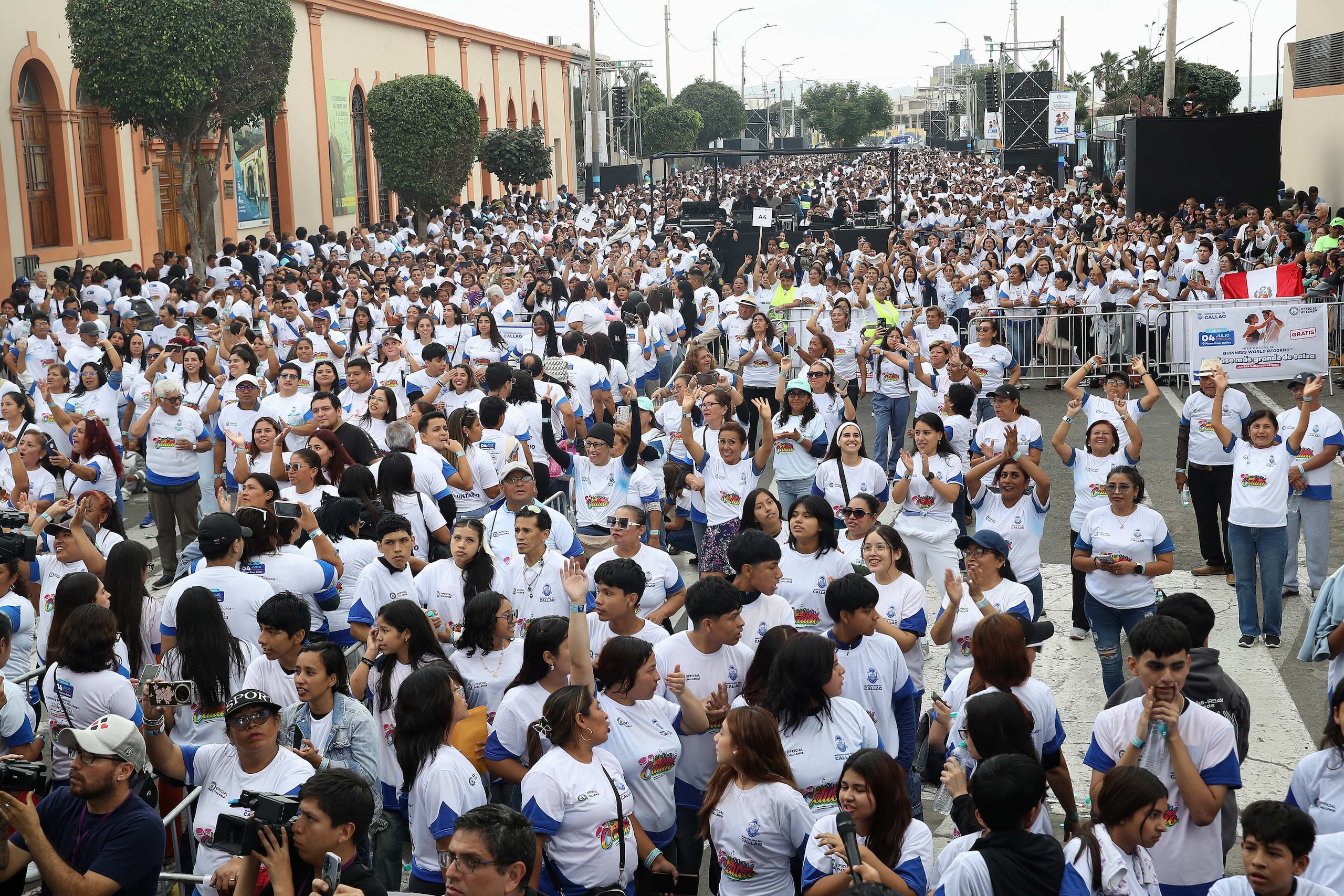Personas participando durante la "Clase de Salsa Más Grande del Mundo" este 4 de julio, en Callao, Lima, Perú. (EFE/ Paolo Aguilar)