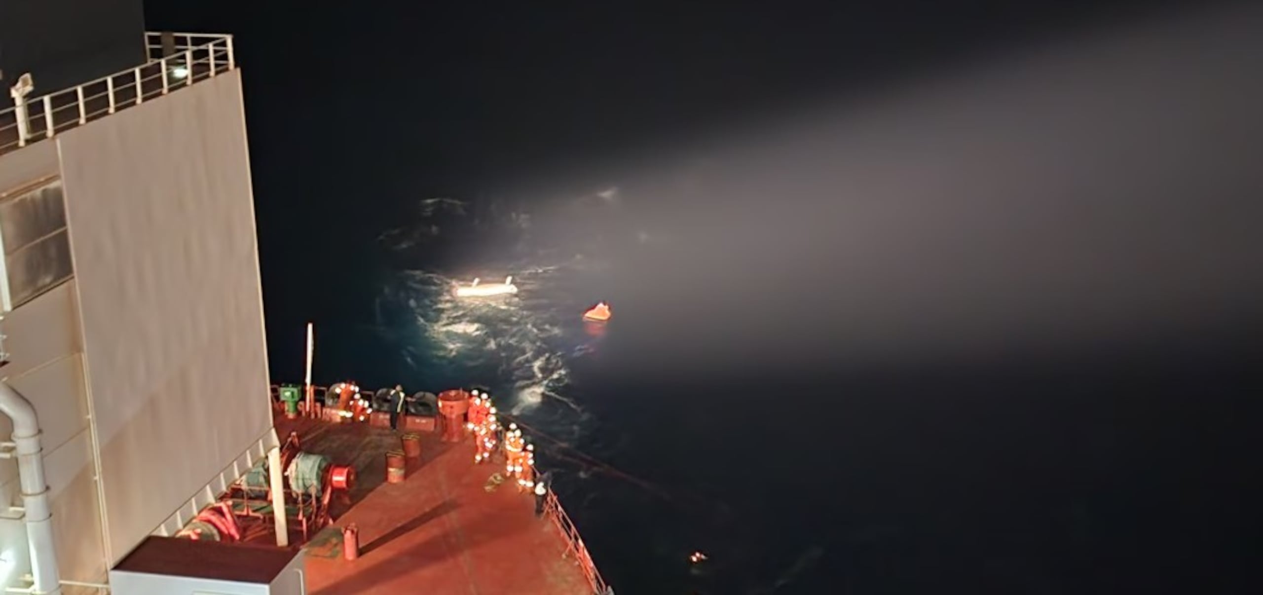 Debido al estado agitado del mar, la tripulación del Horten utilizó un salvavidas para rescatar de forma segura a Bourguet, que estaba deshidratado.