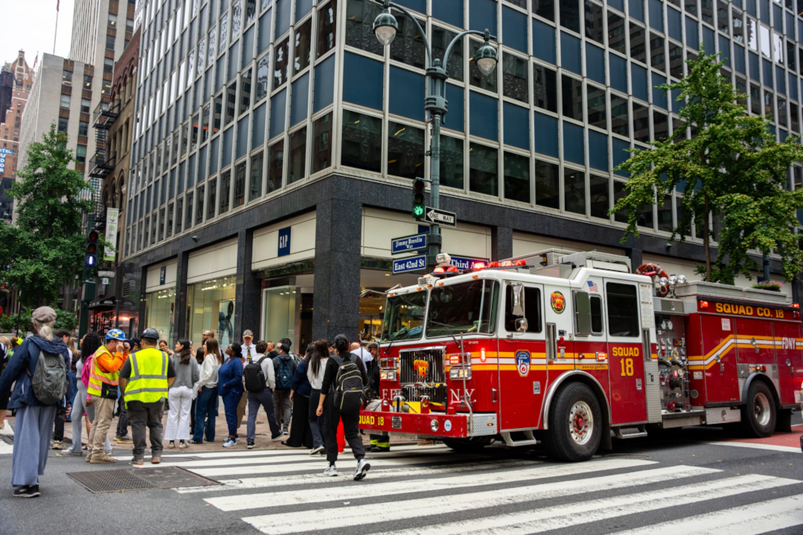 Un camión de bomberos aparcado en la intersección de la 3ª Avenida con la calle 42 Este después de que los edificios de la zona fueran evacuados, el martes 7 de julio de 2026, en Nueva York. (Foto AP/Angelina Katsanis)