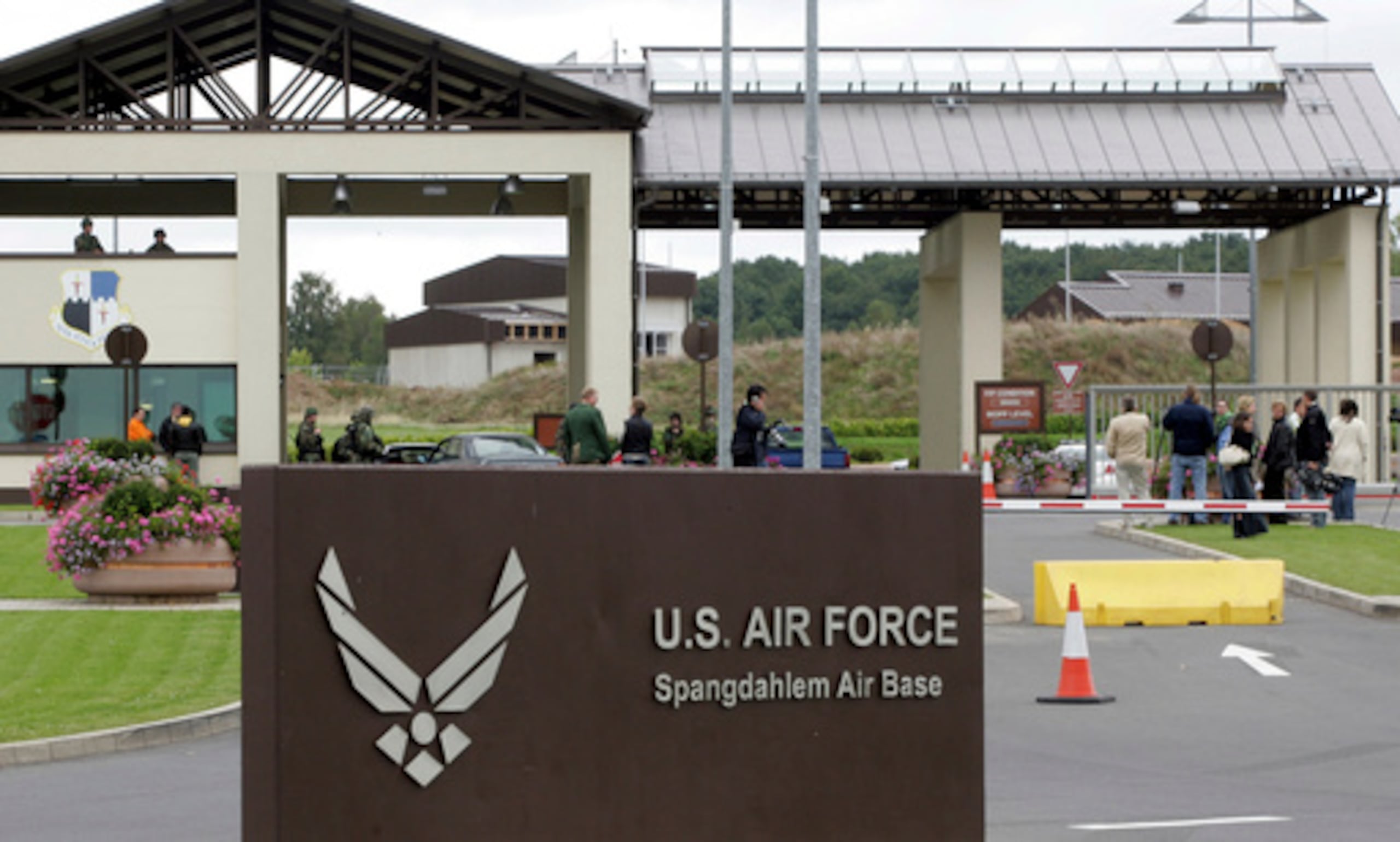 ARCHIVO - La entrada principal de la base aérea estadounidense de Spangdahlem, en el oeste de Alemania, el 11 de septiembre de 2007. (Foto AP/Roberto Pfeil, archivo)