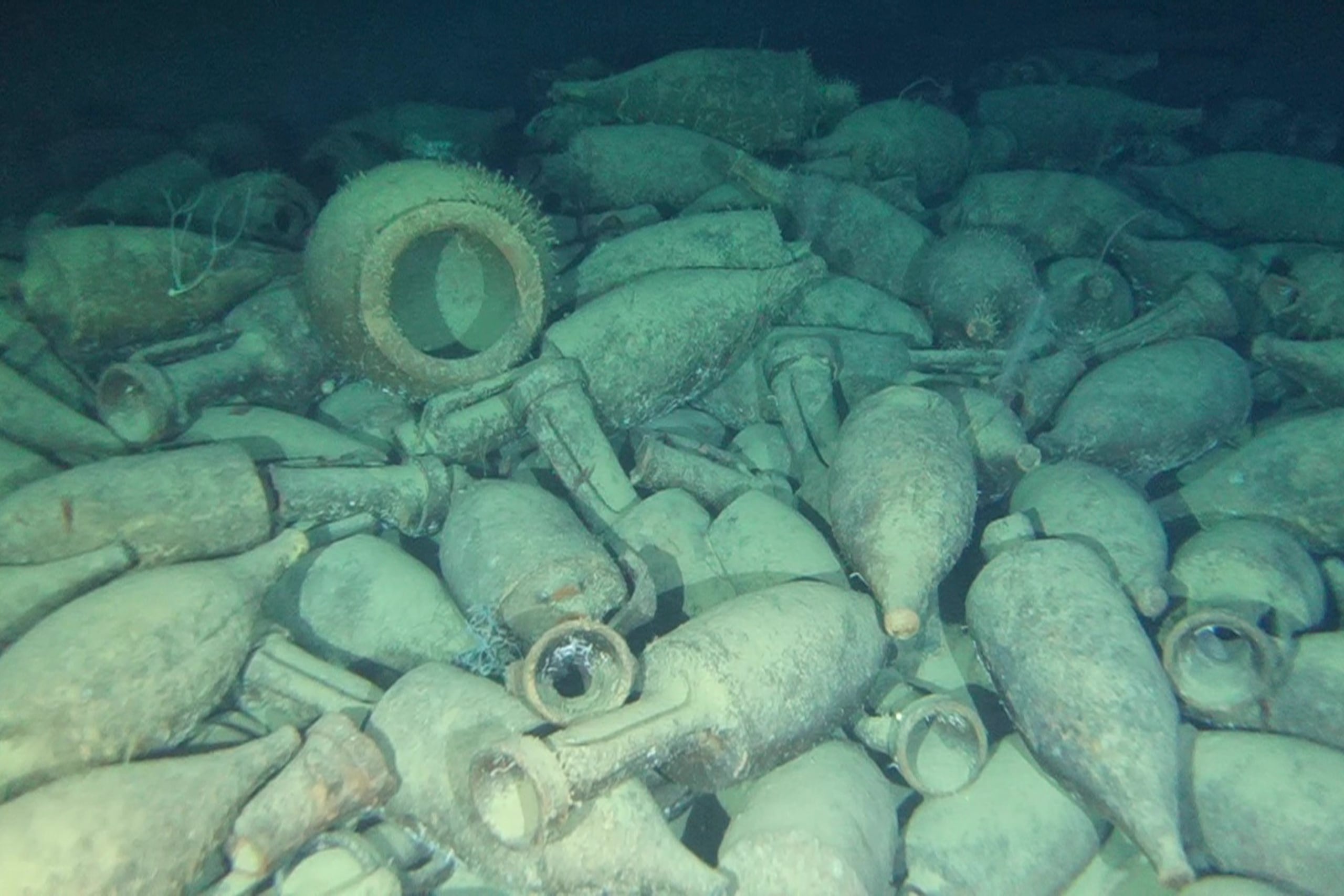 Tres barcos romanos naufragados hace más de dos milenios en el mar Tirreno con cientos de ánforas son analizados con la ayuda de unos robots subacuáticos que ya han conseguido recuperar varias piezas de las profundidades para su estudio. EFE/ Universidad Ca' Foscari de Venecia