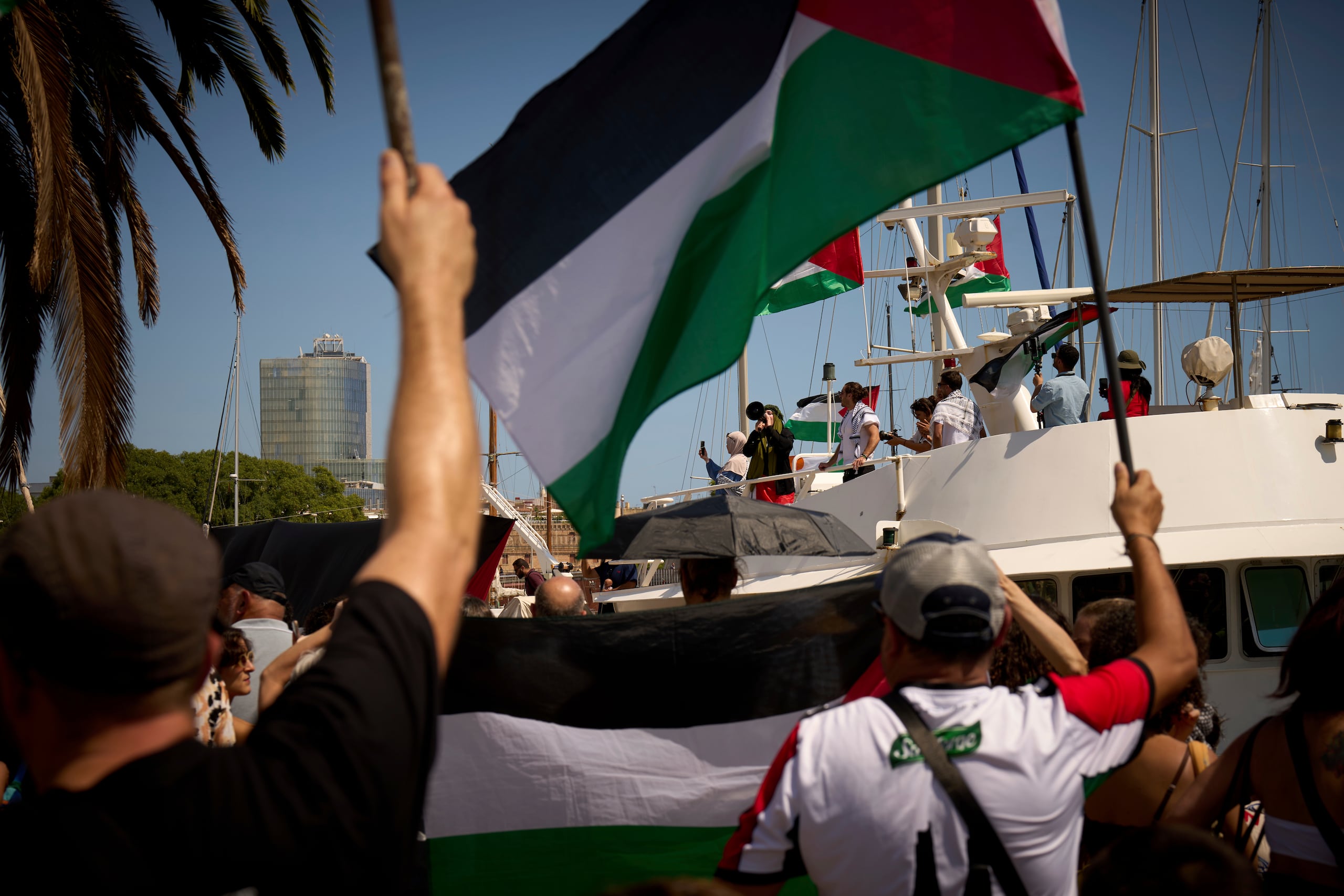 Miles de simpatizantes acudieron al muelle de Barcelona, algunos de ellos con keffiyehs, coreando “¡Palestina libre!” y “¡Boicot a Israel!”. (AP Photo/Emilio Morenatti)