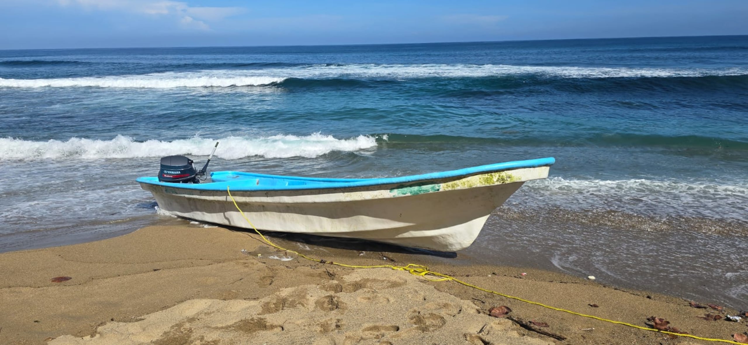 La embarcación abandonada fue encontrada a a orillas de la playa que ubica en el barrio Yeguada, en Camuy.