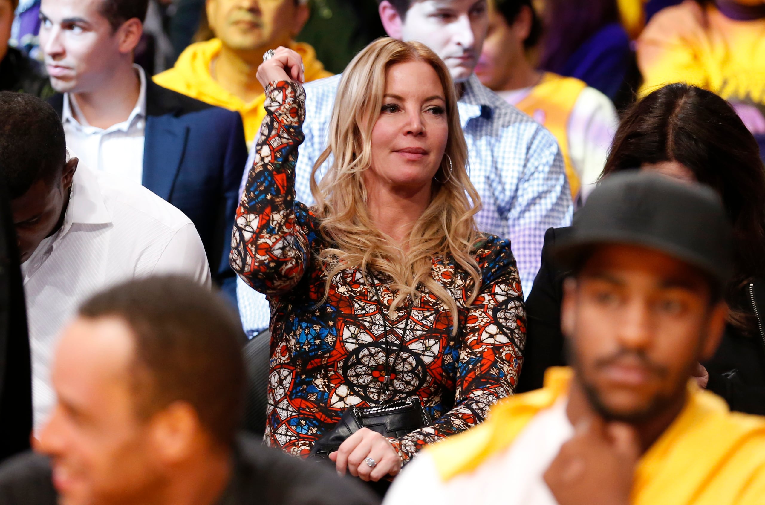 ARCHIVO - Foto del 29 de octubre del 2023, la presidenta de los Lakers de Los Ángeles Jeanie Buss en su aisento durante un juego ante los Clippers de Los Ángeles. (AP Foto/Danny Moloshok, Archivo)
