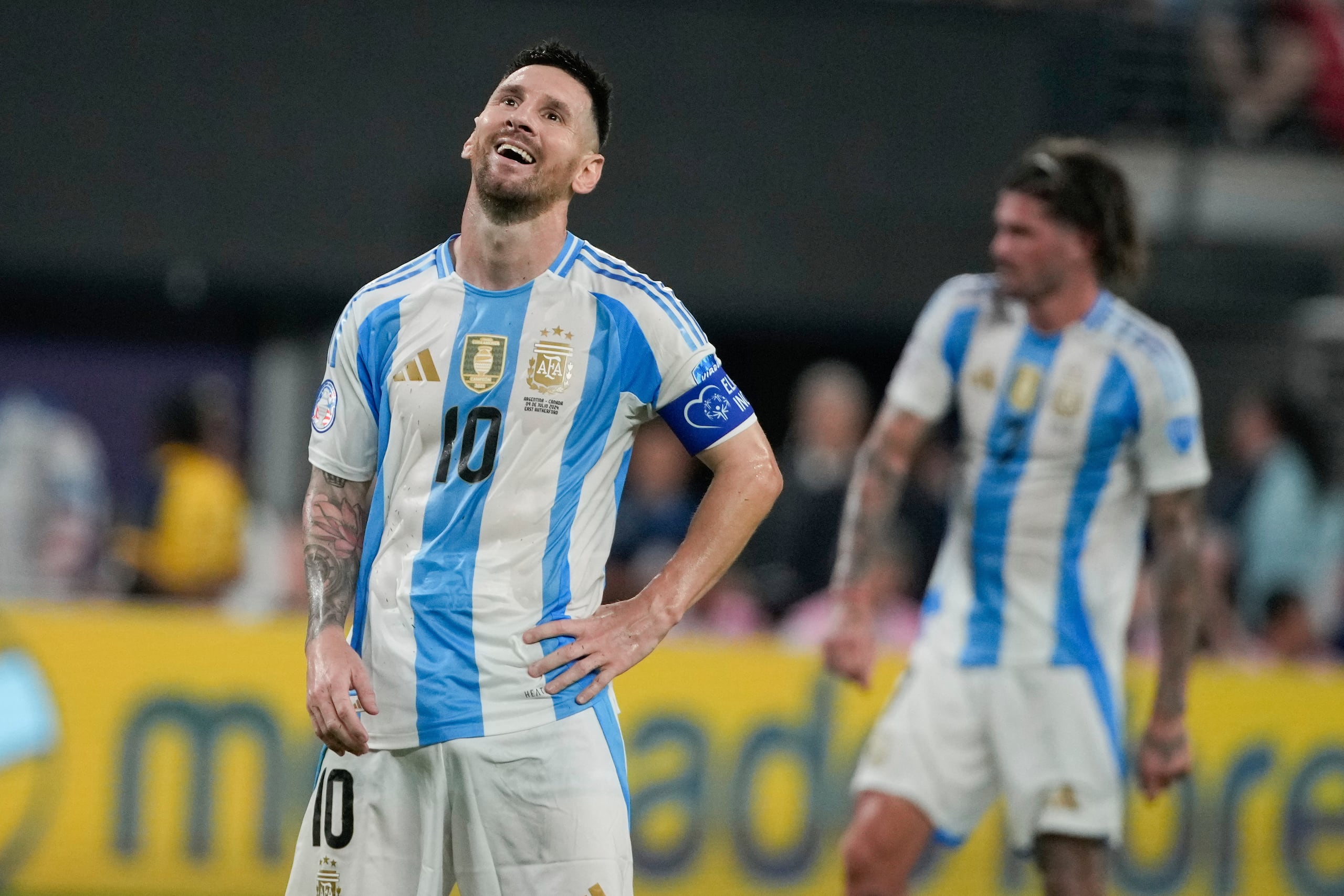 El capitán de Argentina, Lionel Messi, sonríe tras perder una chance de gol contra Canadá durante la Copa América de Estados Unidos, 9 de julio de 2024. (AP Foto/Pamela Smith)
