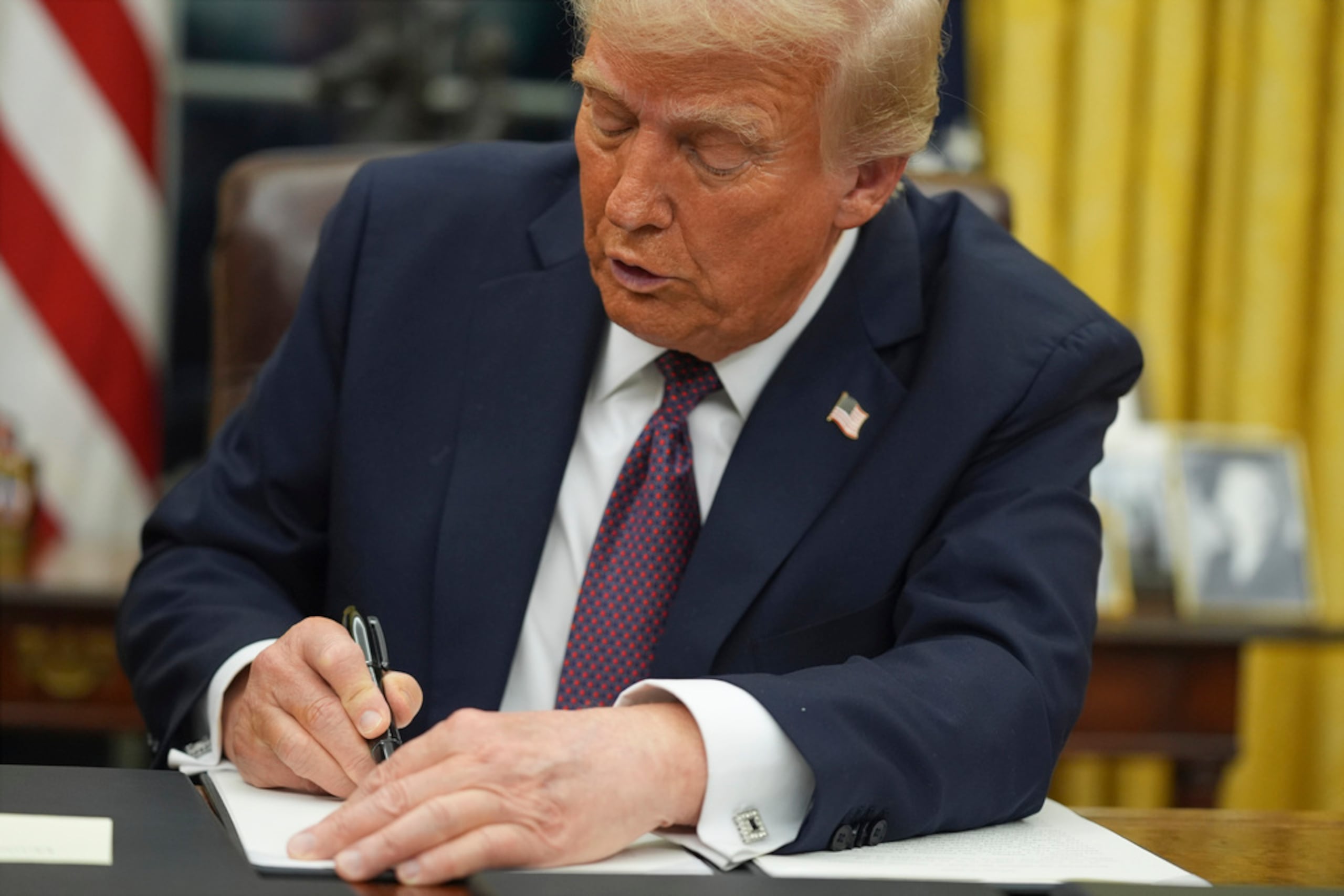 El presidente Donald Trump firma una orden ejecutiva sobre la ciudadanía por derecho de nacimiento en el Despacho Oval de la Casa Blanca, el 20 de enero de 2025, en Washington.