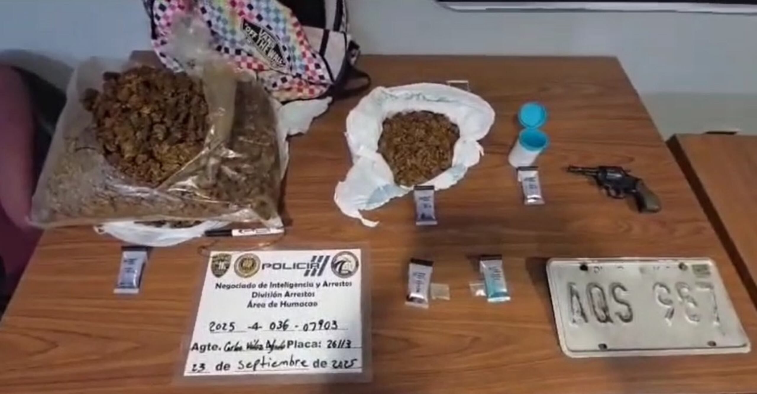 Los policías ocuparon un revólver marca Edge sin número de serie, una tablilla, marihuana, cocaína y fentanilo.