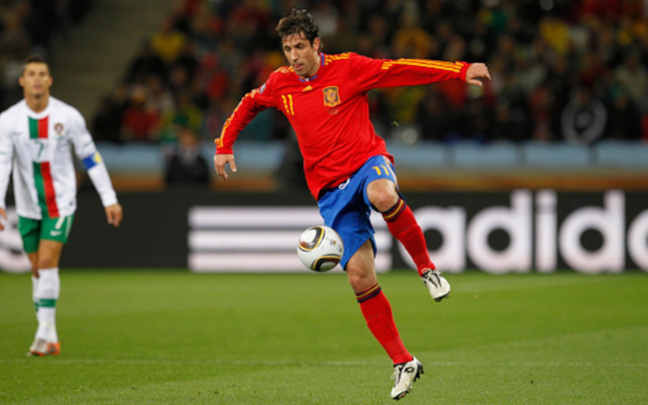 El español Joan Capdevila durante el partido de octavos de final del Mundial de fútbol entre España y Portugal, disputado en el estadio Green Point de Ciudad del Cabo, Sudáfrica, el martes 29 de junio de 2010. (Foto AP/Armando Franca, archivo)