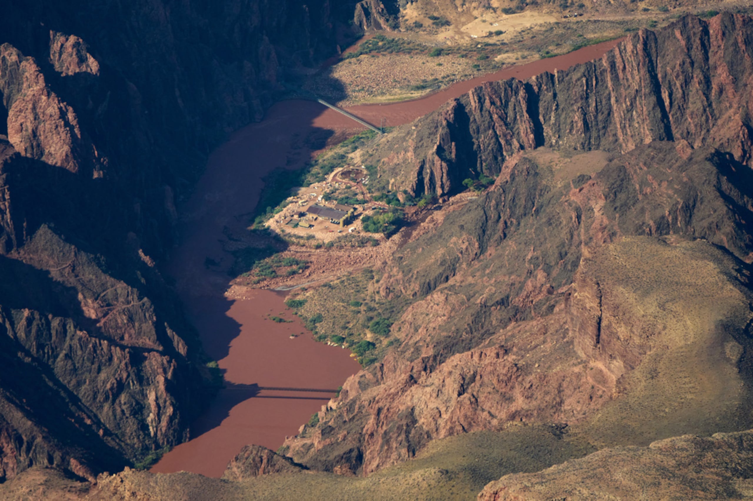 El cañón Bright Angel, escenario de inundaciones repentinas, a la derecha del centro, se une con el río Colorado en el Gran Cañón, el lunes 31 de agosto de 2026, en el Parque Nacional del Gran Cañón, Arizona.