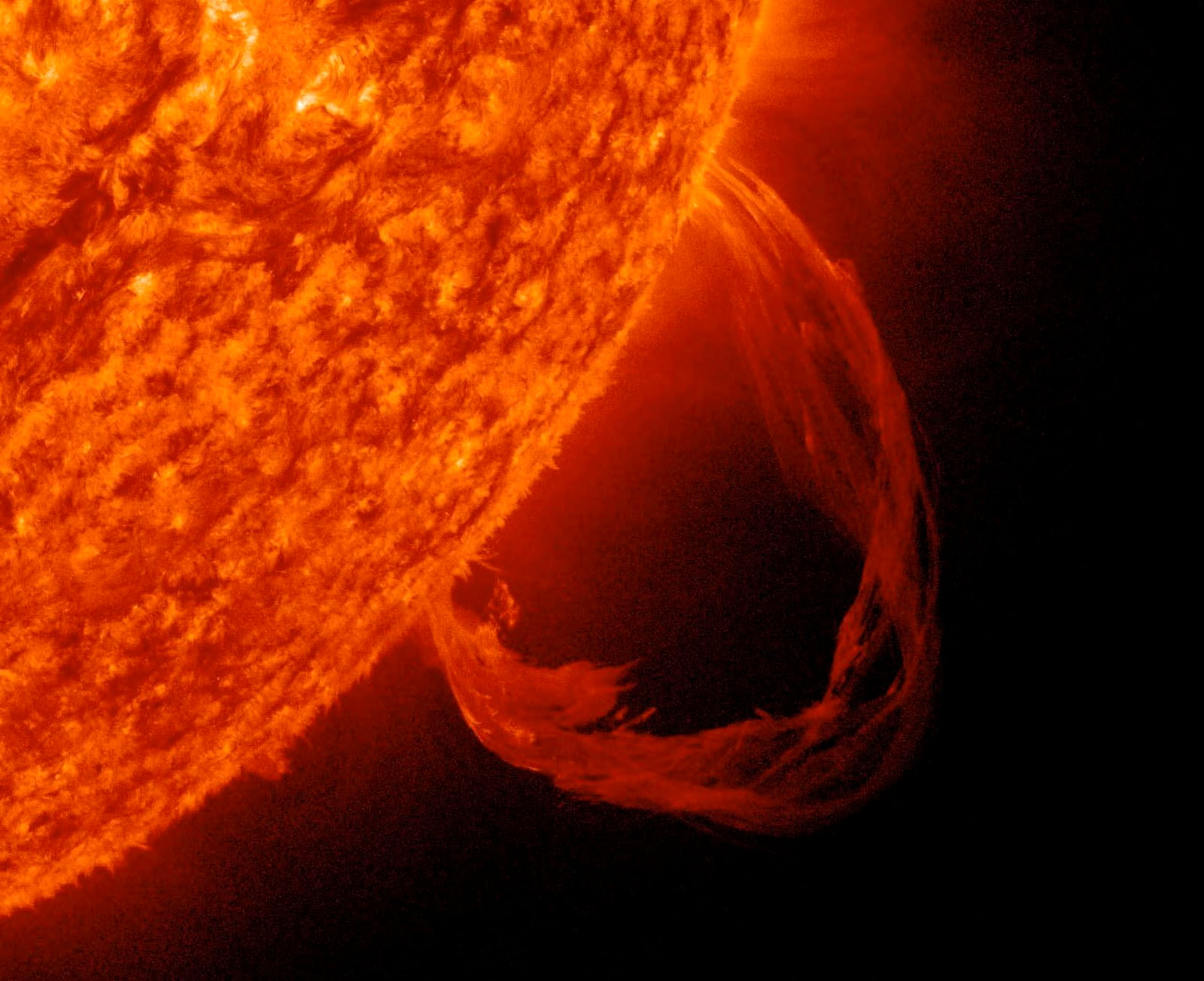 Durante este periodo, se incrementa la frecuencia e intensidad de las erupciones solares y las eyecciones de masa coronal (CME), fenómenos que pueden alterar temporalmente el funcionamiento de satélites