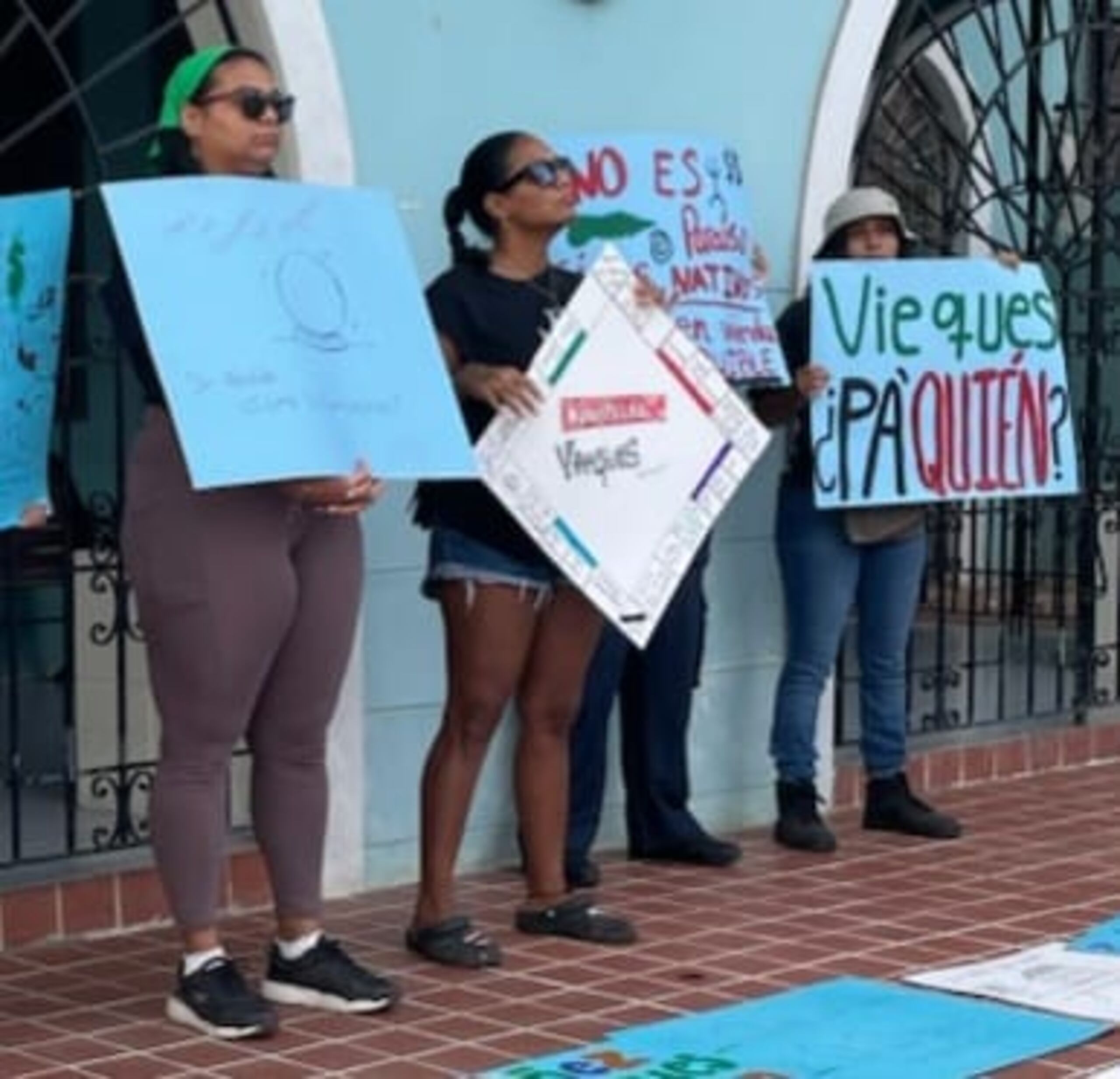 Un grupo de mujeres se manifiesta por la subasta de terrenos municipales en Vieques.