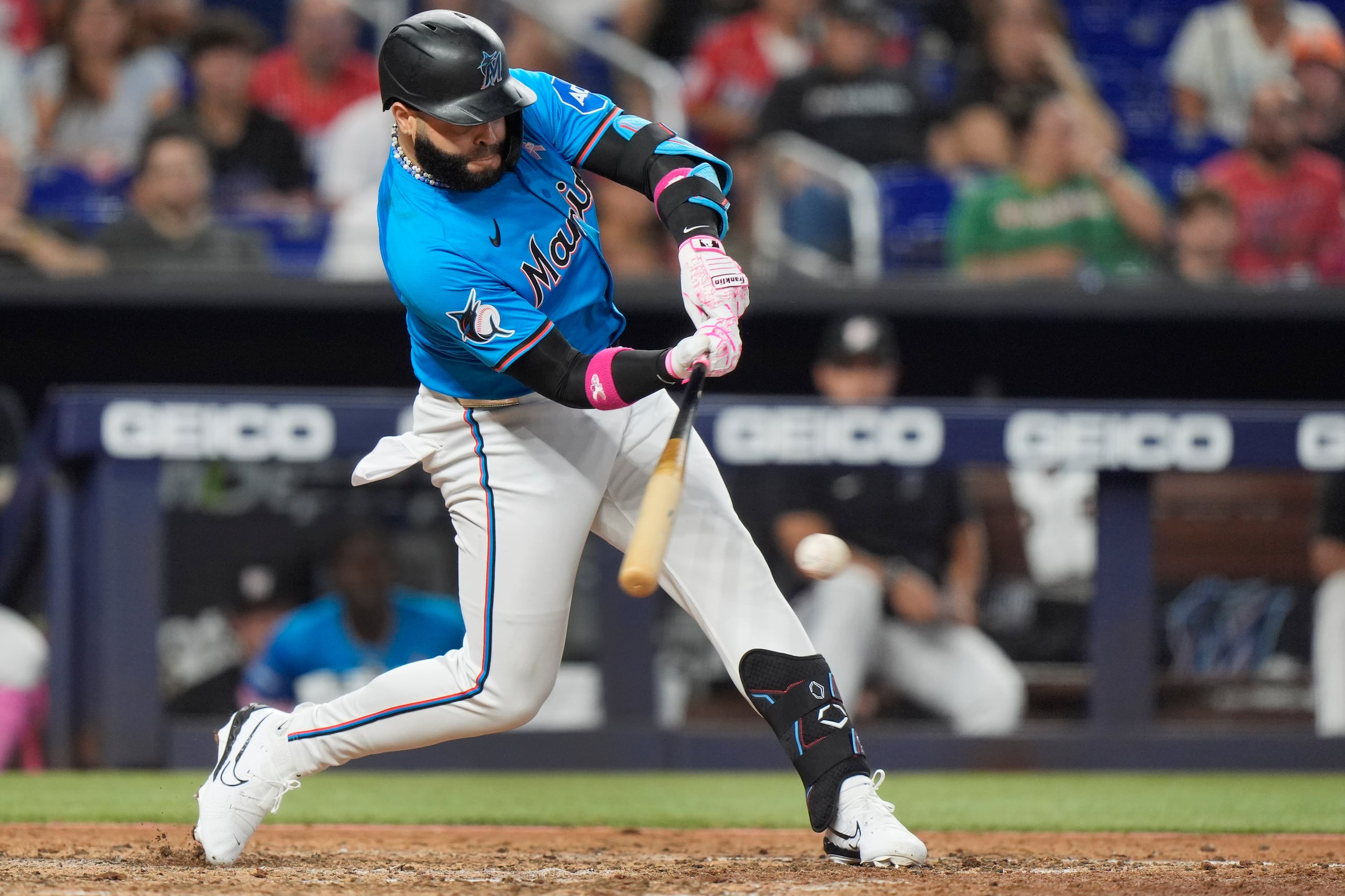 El puertorriqueño de los Marlins de Miami Emmanuel Rivera conecta sencillo para impulsar a Nick Fortes y vencer a los Phillies en la décima entrada.
