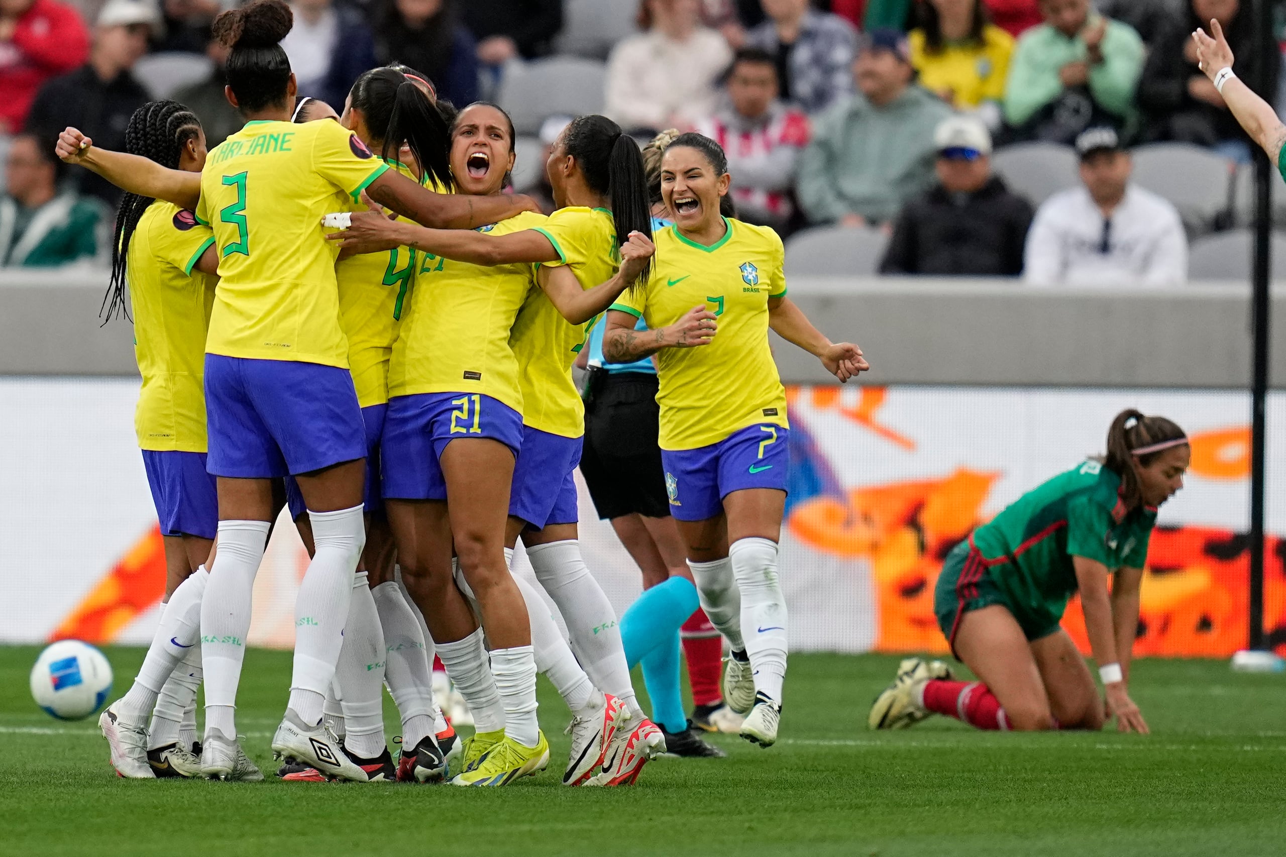 Las jugadoras de Brasil festejan un tanto de Antonia ante México, en las semifinales de la Copa Oro femenina, el miércoles 6 de marzo de 2024 en San Diego (AP Foto/Gregory Bull)