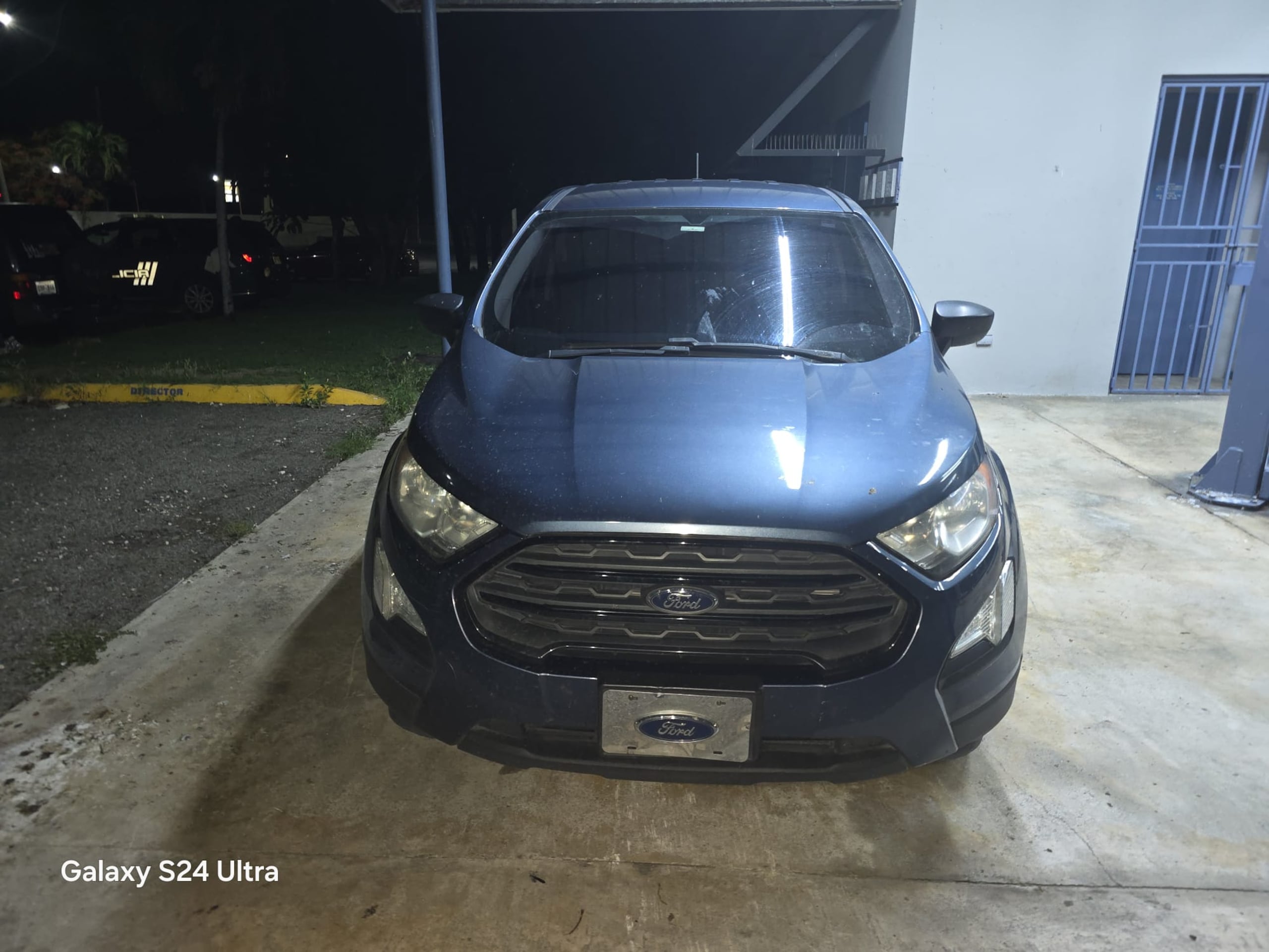 El vehículo Ford Escort color azul y del año 2021 fue ocupado en una intervención en Santa Isabel, ante la sospecha de que guarda relación con el crimen de un maestro.