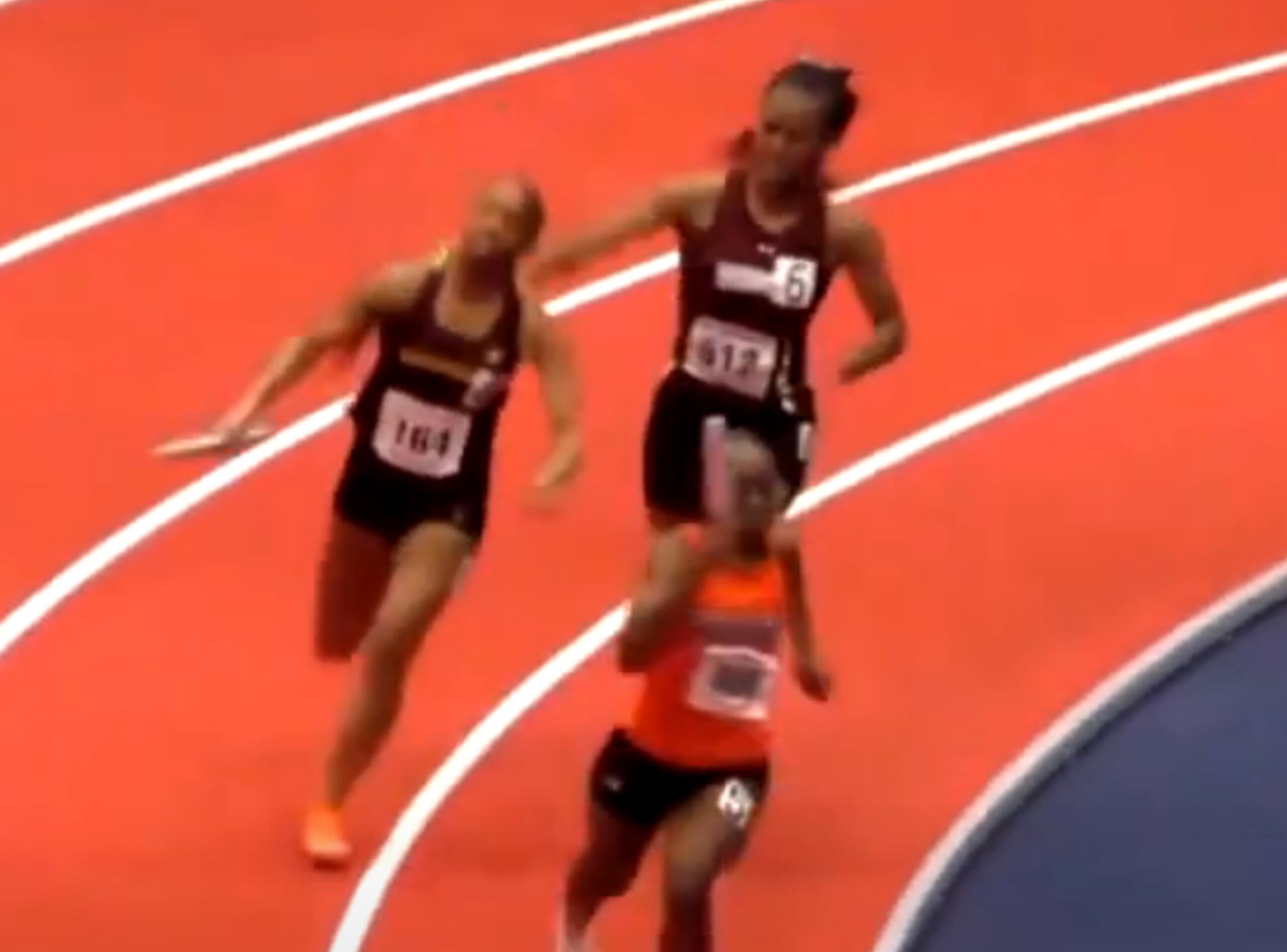 Momento en que atleta agrede a su rival en medio de carrera.